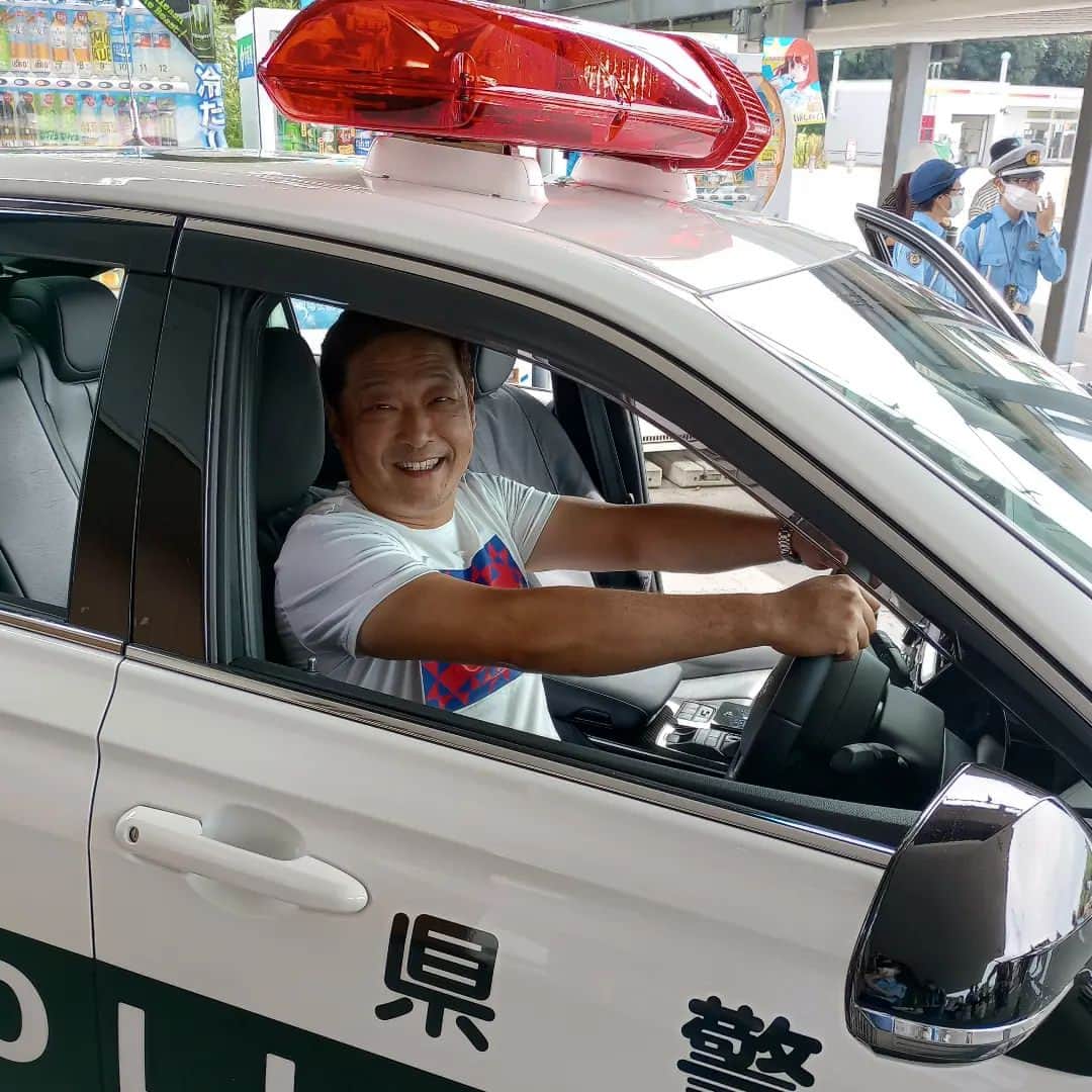 おおい大輔さんのインスタグラム写真 - (おおい大輔Instagram)「パトカーの後座席は  たまに乗るけど  運転席はなかなか  乗れまへんがなー  巡査さんに写真撮って  もらいましたとさ」7月15日 9時47分 - ohi_daisuke