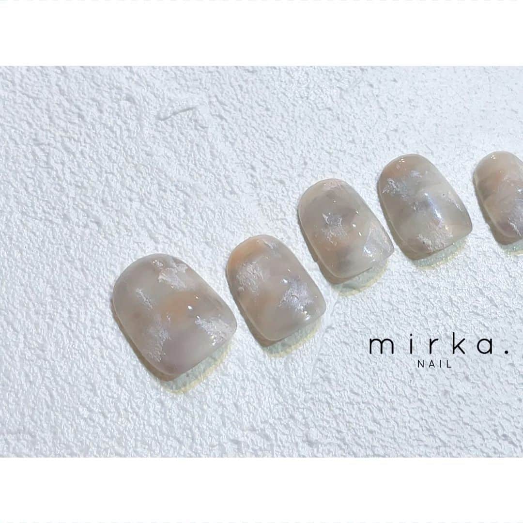mirka. NAIL(ミルカネイル)のインスタグラム：「⁡ ⁡ ⁡ new !! ⁡ ⁡ ⁡ ⁡ #mirkanailsample ………………………………………………………… ⁡ ご予約、お問い合わせは LINE ID⇒ @mirka.nail (@含む)まで。 ⁡ ご新規様はハイライトの「ご案内」と「ご予約方法」を必ずお読みいただいてからご予約くださいますようお願いいたします。 空き状況や詳細はLINEの投稿からご確認ください。 ⁡ ⁡ ⁡ ⁡ #mirkanail#nails#nail#nailart#naildesign #ショートネイル#ネイルアート#ネイルデザイン#ネイル#大人ネイル#シンプルネイル#オフィスネイル#ニュアンスネイル#ナチュラルネイル#カジュアルネイル#ショートネイルデザイン#美甲#夏ネイル#夏ネイル2023 #プライベートサロン#プライベートネイルサロン#東京ネイルサロン#東京ネイル#江東区ネイルサロン#森下#清澄白河 ⁡」