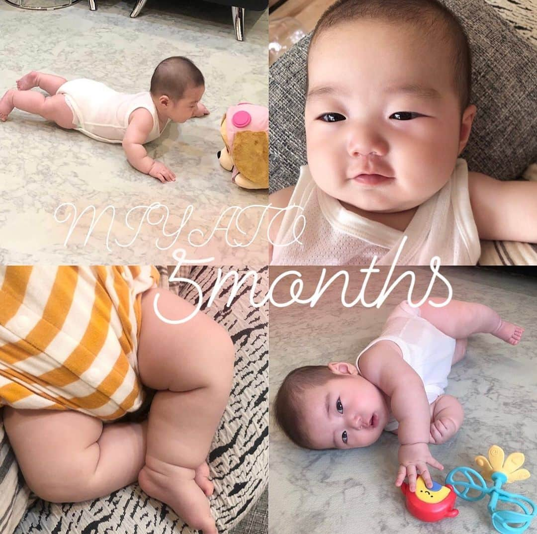 那須久美子さんのインスタグラム写真 - (那須久美子Instagram)「2023.07.14  都叶生後5ヶ月👶🍼  2人育児＋フル出勤はなかなかhardで、インスタもストーリー上げるのが精一杯が故、生後4ヶ月やら華の誕生日やらいろんな投稿すっ飛ばしてコレ😂💦  5月よりご新規様予約を再開したのもあり、平日も土日も全てのご予約が埋まり、さらにキャンセル待ちまで出てしまい、既存様には大変ご迷惑をおかけしておりますー💦  「ずっと切ってもらいたくて再開を待ってました！」と言ってくださるご新規様にも大大大感謝です✨  精一杯やってますので、すこーしだけご予約を早めに取っていただけたら大変ありがたいですー💦  店でも戦場！家に帰ってからも戦場！  の毎日ですが、都叶はムチムチと育ち、その存在は癒しでしかなく、 「男の子かわいー！」 となっております😂❤️  我が家の遺伝子はスリム家系ではないようで、ちゃんとちぎりパンしてきました❤️  人の認識もできるのか、よく笑い、メリーと格闘し、無駄には泣かないいい子です✨  が、  4ヶ月半時点で8100gあり、なかなかのむっちり感から、5ヶ月現時点でも寝返りをする気がない息子👶  体が重いのか、お尻がなかなか起きず💦本人もなかなかやる気がない😂💦  2人目の余裕から、 「いつかは出来るから急がなくていいよー！」 と思っていたけど、さすがに5ヶ月になり、離乳食もスタートする時期だけどとりあえず延期して、毎日寝返り特訓中‼️  寝返りすっ飛ばすとかあるのかなー⁉️😂  離乳食は6ヶ月頃から始めよう✨  今が1番やわやわムチムチbody❤️  ぎゅーいっぱいしてしっかり赤ちゃん感じておこう❤️  #成長記録　#生後5ヶ月　#男の子ママ　#ママ美容師　#2人育児  #仕事復帰　#わがままボディ  #子育て　#寝返り　#寝返り特訓」7月15日 9時52分 - nasu_kumiko