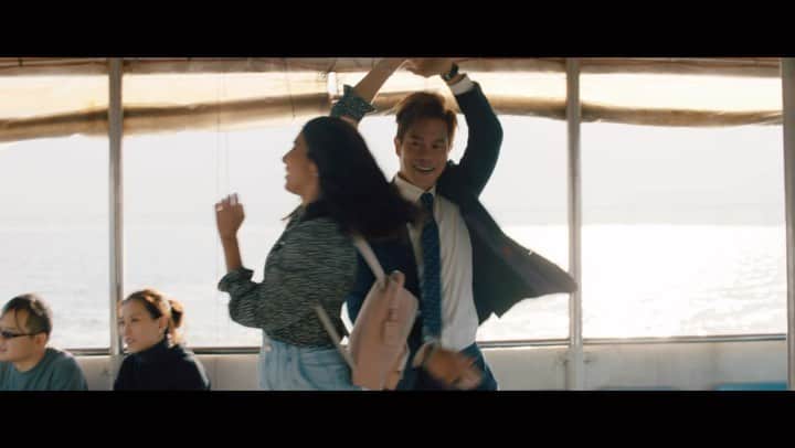エミ・マイヤーのインスタグラム：「“Lost With You” A Summer Love Song out now 💙💦🌈 From the movie @themodelizermovie out today in the US and Canada xx Beautiful date scene on from #HongKong @byronmann1 @rayssabratillieri directed by @badlemming   香港で撮影された映画のために書いたラブソング「ロスト・ウィズ・ユー」。今日から配信中！プロフィールリンクより。素敵なビクトリア湾でのデートシーンに使われました🙏」