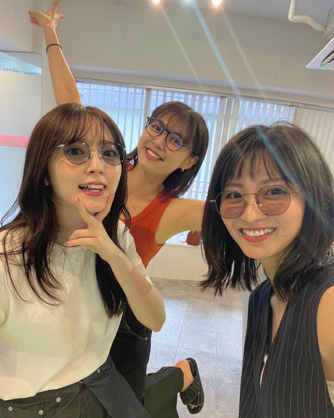 のインスタグラム：「可愛いメガネ屋さんに😎 可愛いが溢れてた〜 メガネ大好き☺︎  背後に暴れてる鈴木と松元。 怖いことになっててすごい笑った。笑  #サングラス #かけるの楽しみ #鈴木愛理 #松元絵里花」