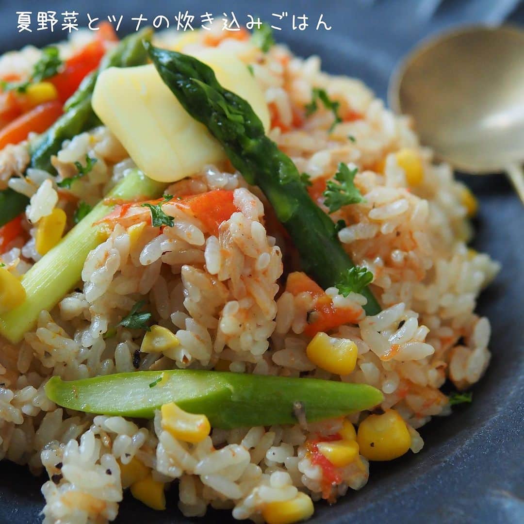アルペンザルツ公式Instagramのインスタグラム：「レシピあり 「夏野菜とツナの炊き込みごはん」の作り方 * この季節に食べたい旨みたっぷり炊き込みごはんのご紹介❤︎ * 今回のレシピは、 @wappadegohann さんに作ってもらいました！ * ∴♔∴∴♔∴∴♔∴∴♔∴∴♔∴∴♔∴∴♔∴∴♔∴∴♔∴∴♔∴ 気軽にフォローして下さいね❤︎ いいねやコメントも励みになります！ 公式アカウント⇰〖 @alpensalz_jp 〗 ∴♔∴∴♔∴∴♔∴∴♔∴∴♔∴∴♔∴∴♔∴∴♔∴∴♔∴∴♔∴ * [*Ryo*さんからのワンポイント] 炊飯器調理で手軽に仕上がります。アスパラは火の通りが早いので蒸らし時間に入れてください。水の量はトマト（大）1個あたりいつもの分量から－50ccを目安に。塩分はお好みで調整してください。 * ✈「ドイツを巡る旅」ご招待キャンペーン✈ . ． 「アルペンザルツのふるさとドイツを巡る旅」ご招待キャンペーンがスタート！ . 毎年ご好評いただいているキャンペーン、今年は旅行内容を少しリニューアルしています。 A賞「ドイツを巡る旅」は、中世の面影を残す旧市街が美しいハイデルベルク、”中世の宝石“と称される街並みが残るローテンブルク、ロマンチック街道を通ってノイシュバンシュタインを訪れてミュンヘンへ。ミュンヘンでは、アルペンザルツの原産地である岩塩鉱山へご案内いたします。他では体験できないオリジナルツアーへご招待します。 . 🎁応募方法 プロフィールのURLからご応募ください。 どなたでも簡単にご応募いただけます！ www.alpensalz.jp . 🎁応募期間 2023年8月31日(木)23:59まで .  🎁プレゼント賞品 A賞：ドイツを巡る旅 (2組4名様) B賞：アルペンザルツとミニオンズオリジナルグミのセット (50名様) .  🎁注意事項 旅行の日程や参加条件などは、キャンペーン特設サイトをご確認ください。 ∴♔∴∴♔∴ Ⓡ Ⓔ Ⓒ Ⓘ Ⓟ Ⓔ ∴♔∴∴♔∴ * トマト…1個 アスパラガス…3本 とうもろこし…1/3本 ツナ…1缶（約70ｇ） 米…2合 A水…300cc Aアルペンザルツ…小さじ1/2杯弱 A顆粒コンソメ…小さじ1杯 A粗挽き胡椒…適量 お好みでバターやパセリ * * 【作り方】 ①米は洗ってザルにあげておく。 ツナは軽く油をきっておく。 トマトはざく切りに、アスパラは１センチ幅の斜め切りにする。 とうもろこしは実をそぎ落とす。 * ②炊飯釜に洗った米、Aを入れ軽く混ぜ合わせる。 * ③２、にトマト、ツナ、とうもろこしを加えて炊き上げる。 * ④蒸らし時間にアスパラガスを加える。 混ぜ合わせ器に盛り付けお好みでバターとパセリを散らして出来上がり。 * * * #アルペンザルツ #ドイツアルプスの旅 #美味しい塩 #絶景 #ドイツ #旅行 #海外旅行 #プレゼント #プレゼントキャンペーン #懸賞 #キャンペーン #岩塩  * #今日のごはん #手作りごはん #簡単レシピ #おかず #レシピ #食卓 #節約 #献立 #家庭料理 #節約生活 #自炊 #ランチ  #時短レシピ #簡単レシピ  #夏野菜 #炊き込みごはん」