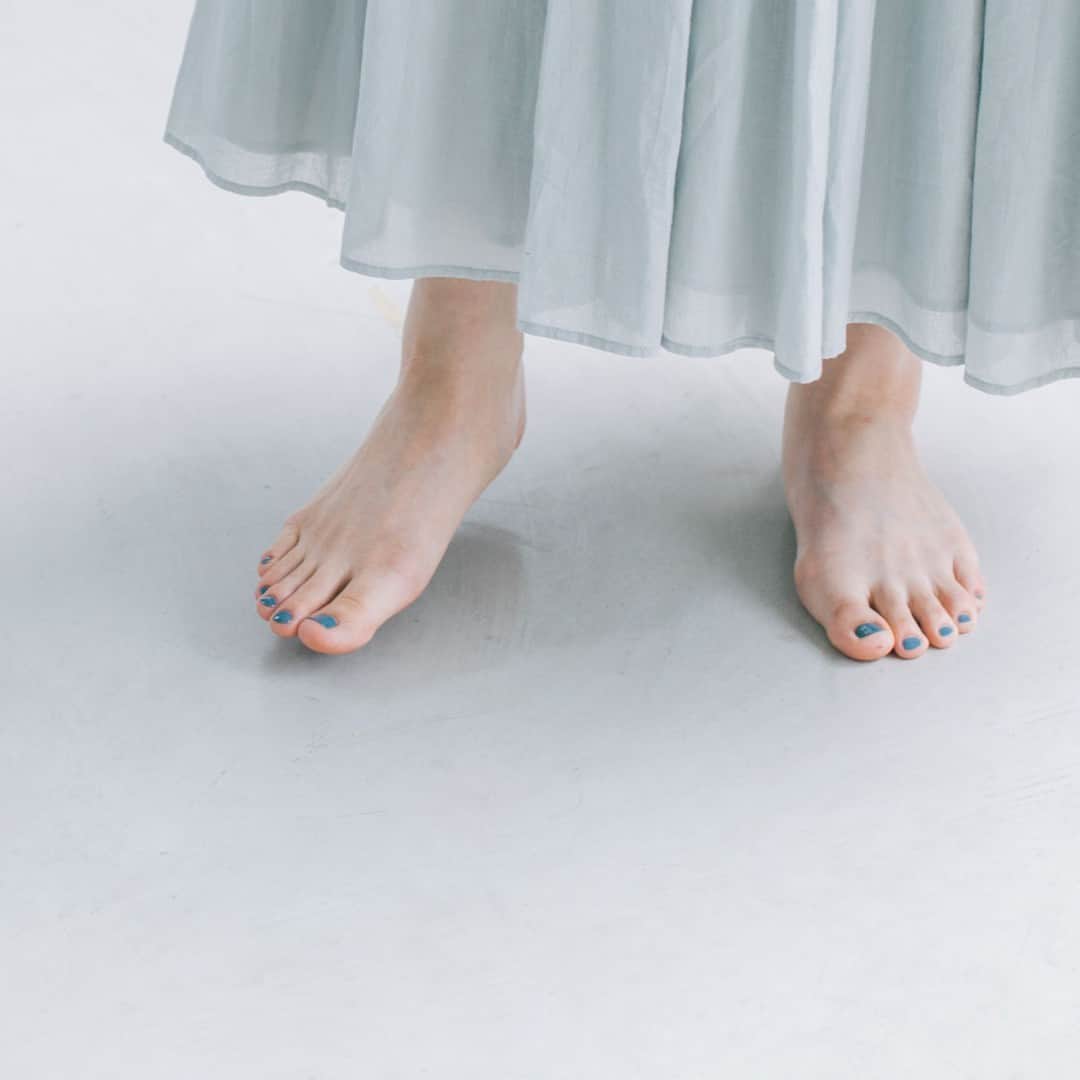 北欧、暮らしの道具店さんのインスタグラム写真 - (北欧、暮らしの道具店Instagram)「ひと塗りで、指先きらめく。 まるでジュエリーのような艶ネイル  - - - - - - - - - - - - - - - - -  何気ない暮らしの中で、お気に入りのネイルが チラリと見えると、それだけで ちょっぴり元気がもらえる気がします。  けれど、セルフネイルは色ムラが出てしまったり、 爪からはみ出てしまったりと難しさも。  こちらの「sundays」のネイルは速乾で 塗りやすさ抜群。しかも1度塗りだけで、 まるでプロのような仕上がりになるアイテムなんです。   普段づかいから、少しきちんと見せたい ハレの日まで、これさえあれば！と思える 優秀ネイルカラーがそろいました。  sundaysのネイルは、なんと言っても 1度塗りのきれいさが魅力です。  時間のかかる2度塗りをしなくても ムラなくしっかり発色。さらに乾くのも速く、 ネイル初心者の私たちでも短時間で、 まるでお店のような仕上がりになります。  もともとプロ用につくられているので、 カラーが長持ちしやすいというのも うれしいポイントです。  セルフで塗りやすい秘密は、 ラウンド型の筆。 爪の形に沿ってくれるから、甘皮の ぎりぎりのところまで塗りやすいです。  ご用意したのは、「なじみ色」の4色と、 大人な「差し色」5色の、全9色。 いずれもたくさんのラインナップの 中から、バイヤーが何度も 吟味し、選びぬいたカラーです◎ . ーーー 掲載のアイテムはこちら▼ ーーー . ☑︎sundays / ナチュラルネイルカラー（9色） . ▶︎ プロフィールのリンクから、お値段・サイズなど詳しい情報をご覧いただけますよ。→@hokuoh_kurashi . #sundays#ネイル#夏ネイル#セルフネイル#マニキュア#ペディキュア#makeup#cosmetics#fashion #休日メイク#メイクアップ#リップカラー#メイク#コスメ#シンプルライフ#シンプルデザイン#暮らしを楽しむ#日々の暮らし#北欧#暮らし#北欧暮らしの道具店」7月15日 10時00分 - hokuoh_kurashi