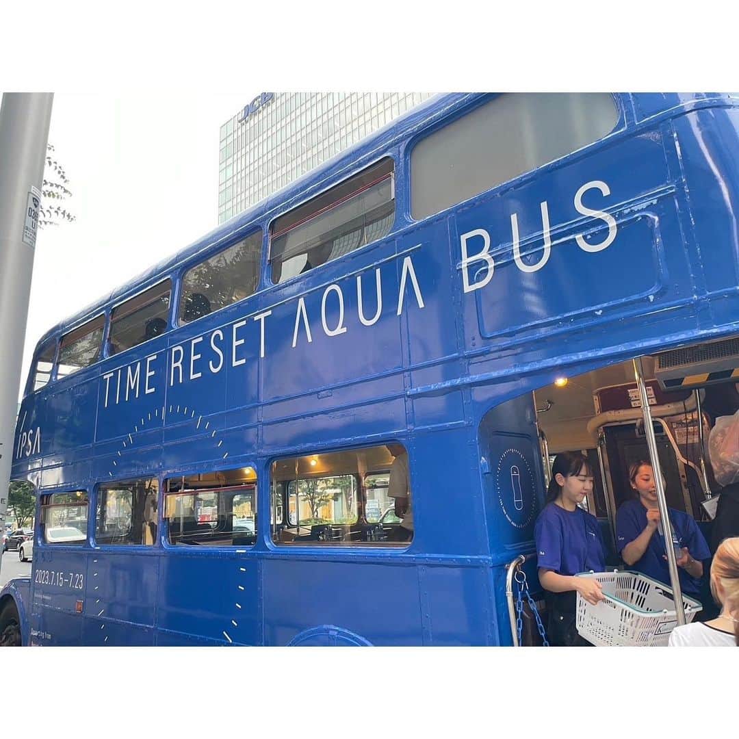 Mayuko Watanabe 渡辺真由子さんのインスタグラム写真 - (Mayuko Watanabe 渡辺真由子Instagram)「@ipsa_jp がうるおいチャージバスツアー『TIME RESET AQUA BUS』を期間限定で開催するとのことで、一足先にお試しさせて頂きました🥰✨  60年もののロンドンバスに乗って、いつもより高い視界から表参道・原宿の街を走るのは新鮮で楽しかったです😄 車内には、イプサのベストセラー商品「ザ・タイムR アクア」をはじめ、今年発売した日焼け止めやミストを体験できるので乗っている間に日焼け予防にうるおいチャージができちゃいます☺️  また発着地点にもなっている〈資生堂ビューティ・スクエアPOPUPイベント〉では、イベント限定キット【ザ・タイムR アクア（限定増量ボトル）とクレンジング　マリンケイクe】が5500円で販売されていたり、肌測定器による「イプサライザー」も体験できます🎵  もう一つの発着点になっている〈青山ファーマーズマーケット〉では、夏とうるおいをテーマにしたコラボレーションスペシャルドリンクが販売されています✨ フルーツたっぷりで暑い夏に疲れも取れてすっきりもしてすごく美味しそう😍 ※こちらは7/22-7/23出店します  両方ともなくなり次第終了なので、ぜひ気になる方はお早めに👍  ロンドンバスは整理券が運行時間30分前より配布されて乗れるのでこちらもとってもおすすめです！  本日より7/17（日）、7/22(土)~7/23(日)まで開催しています.•♬ 日程によって発着地点や時間が異なるので気になる方はイプサのサイトから見てみてください😃♡ @ipsa_jp  #アクアバスでタイムリセット #ザタイムrアクア #ipsa #イプサ#コスメコンシェルジュ #コスメコンシェルジュアンバサダー #美容好き #美容すきな人と繋がりたい」7月15日 10時01分 - watanabe_mayuko