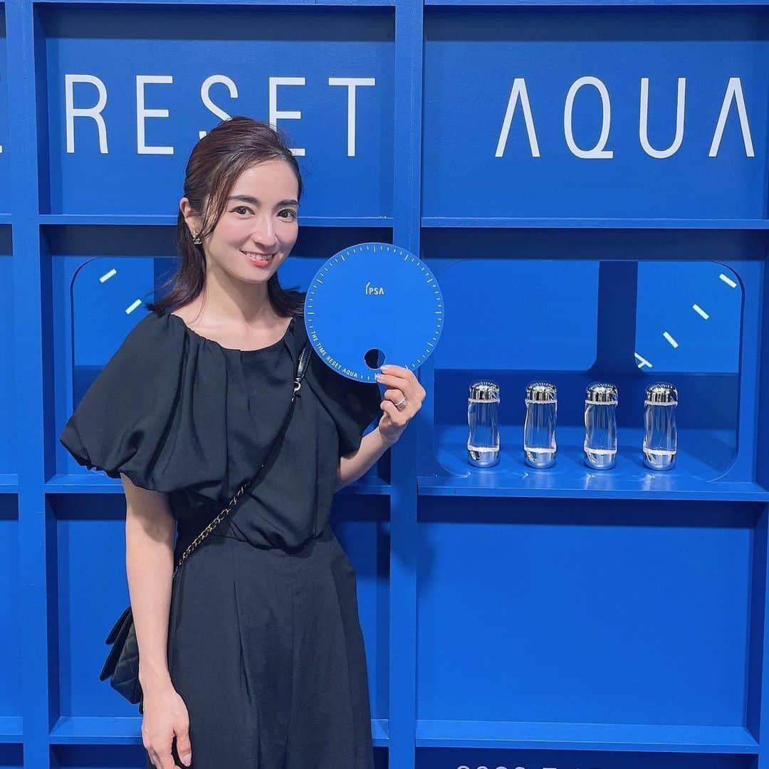 Mayuko Watanabe 渡辺真由子のインスタグラム：「@ipsa_jp がうるおいチャージバスツアー『TIME RESET AQUA BUS』を期間限定で開催するとのことで、一足先にお試しさせて頂きました🥰✨  60年もののロンドンバスに乗って、いつもより高い視界から表参道・原宿の街を走るのは新鮮で楽しかったです😄 車内には、イプサのベストセラー商品「ザ・タイムR アクア」をはじめ、今年発売した日焼け止めやミストを体験できるので乗っている間に日焼け予防にうるおいチャージができちゃいます☺️  また発着地点にもなっている〈資生堂ビューティ・スクエアPOPUPイベント〉では、イベント限定キット【ザ・タイムR アクア（限定増量ボトル）とクレンジング　マリンケイクe】が5500円で販売されていたり、肌測定器による「イプサライザー」も体験できます🎵  もう一つの発着点になっている〈青山ファーマーズマーケット〉では、夏とうるおいをテーマにしたコラボレーションスペシャルドリンクが販売されています✨ フルーツたっぷりで暑い夏に疲れも取れてすっきりもしてすごく美味しそう😍 ※こちらは7/22-7/23出店します  両方ともなくなり次第終了なので、ぜひ気になる方はお早めに👍  ロンドンバスは整理券が運行時間30分前より配布されて乗れるのでこちらもとってもおすすめです！  本日より7/17（日）、7/22(土)~7/23(日)まで開催しています.•♬ 日程によって発着地点や時間が異なるので気になる方はイプサのサイトから見てみてください😃♡ @ipsa_jp  #アクアバスでタイムリセット #ザタイムrアクア #ipsa #イプサ#コスメコンシェルジュ #コスメコンシェルジュアンバサダー #美容好き #美容すきな人と繋がりたい」