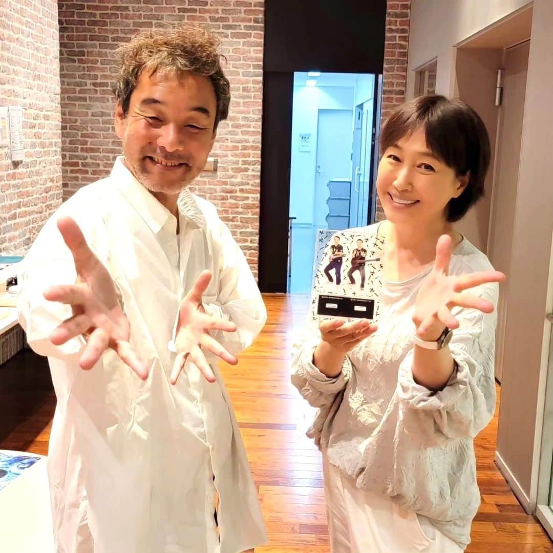 ダチョウ倶楽部さんのインスタグラム写真 - (ダチョウ倶楽部Instagram)「昨日！ヒーゴの所にも、Dreams come true中村正人さんとのアクスタが届いてきました！⁡ ⁡⁡ 意外に大きくて、びっくりしました！⁡ ⁡⁡ ⁡昨日お仕事で一緒だった、高島礼子さんとお写真撮ろう！となり、アクスタも一緒に参加(笑)⁡ ⁡⁡ ⁡高島さんは、普段はジモンさんと仲良くて良く一緒にご飯に行っていたり、ジモンさんのYouTubeチャンネル「寺門ジモンのウザちゃんねる」にも登場して頂いています。⁡ ⁡⁡ 中村さぁ〜ん、アクスタありがとうございます！⁡ ⁡⁡ ⁡ #ダチョウ倶楽部⁡ ⁡ #肥後克広⁡ ⁡ #高島礼子 さん⁡ ⁡ #dreamscometrue⁡ ⁡ #中村正人 さん⁡ ⁡ #アクスタ」7月15日 10時16分 - dachoclub_official