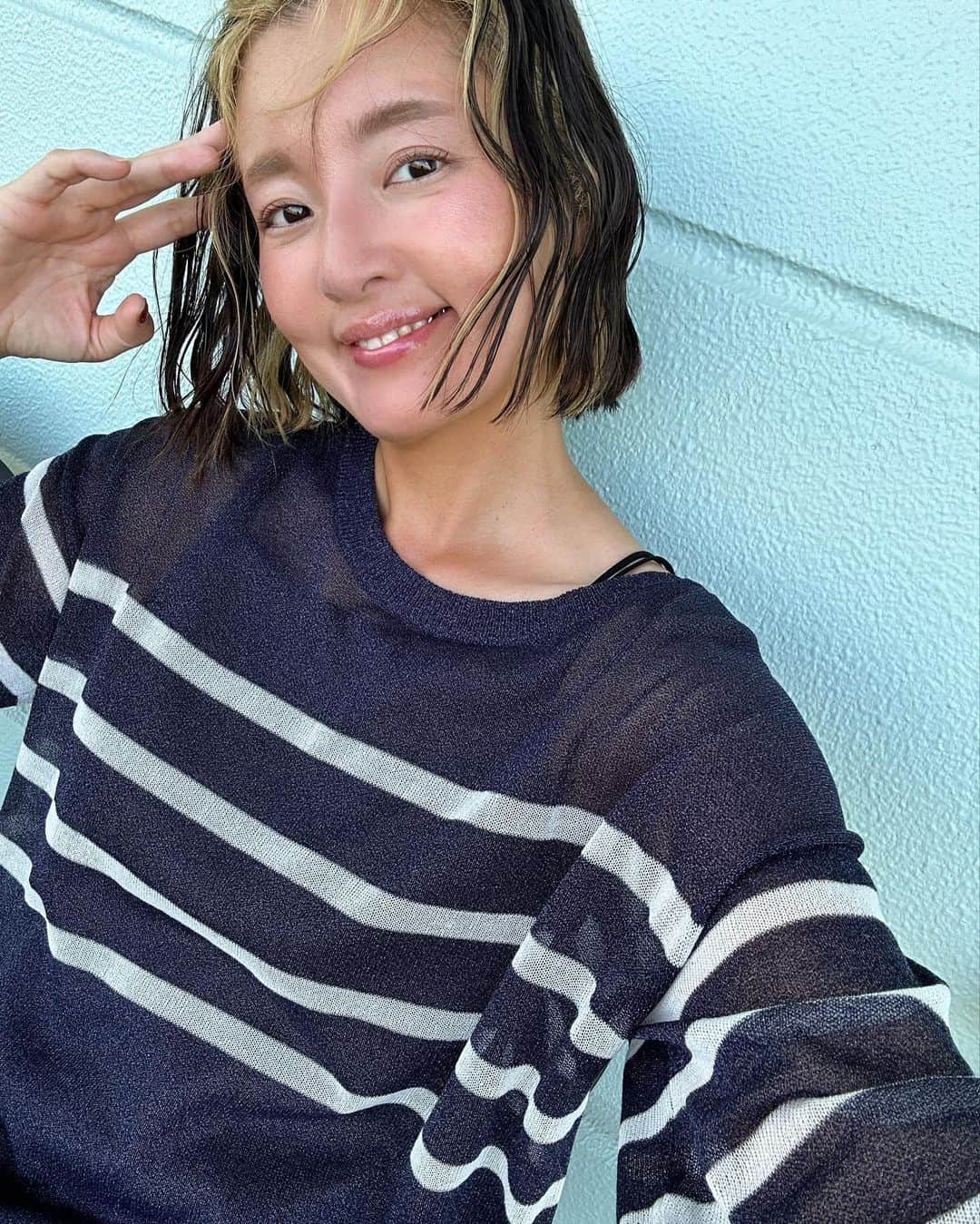 Tomoyo Umezawaのインスタグラム：「マリンテイストのボーダーで​ 程よい透け感が夏っぽくて、​ お気に入り ∗*ﾟ​ ​ ＆ 風通しもイイから涼しい🎐​ ​ 私 どうしても コーデがカジュアルになりすぎるから​ こうゆうラメ入り生地で 上品に着れるアイテムがひとつあるだけで コーデ幅が広がる😁​ ​ こうゆう 大人っぽくも​ カジュアルにもなるトップスって​ いいね♥​ ​ @classicalelf_official​ #classicalelf #クラシカルエルフ #夏​ #タイアップ #エルフコーデ #JAVA #ジャバ​」