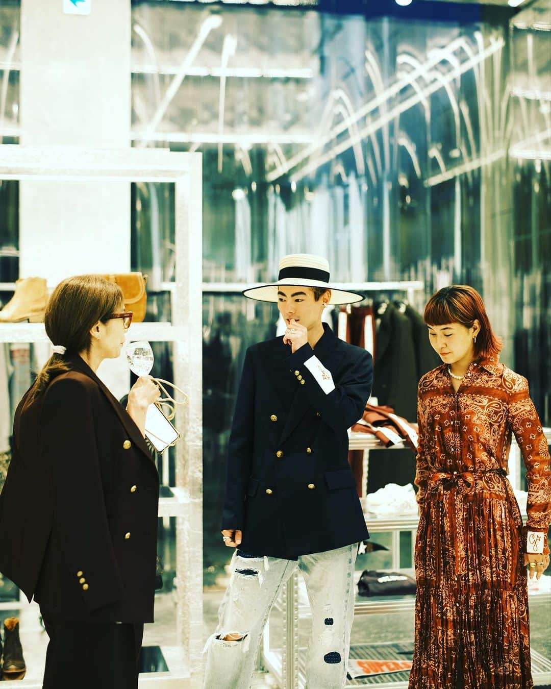 のインスタグラム：「GOLDEN GOOSEにて。  プロのフィギアスケーター村上佳菜子さんとモデルの拓馬と、みんなでめっちゃ喋ってるやん三連発です🤣💕🎉💯  この秋のヘビロテは、バーガンディのパンツスーツに決定です🎉🫡  #goldengoose」