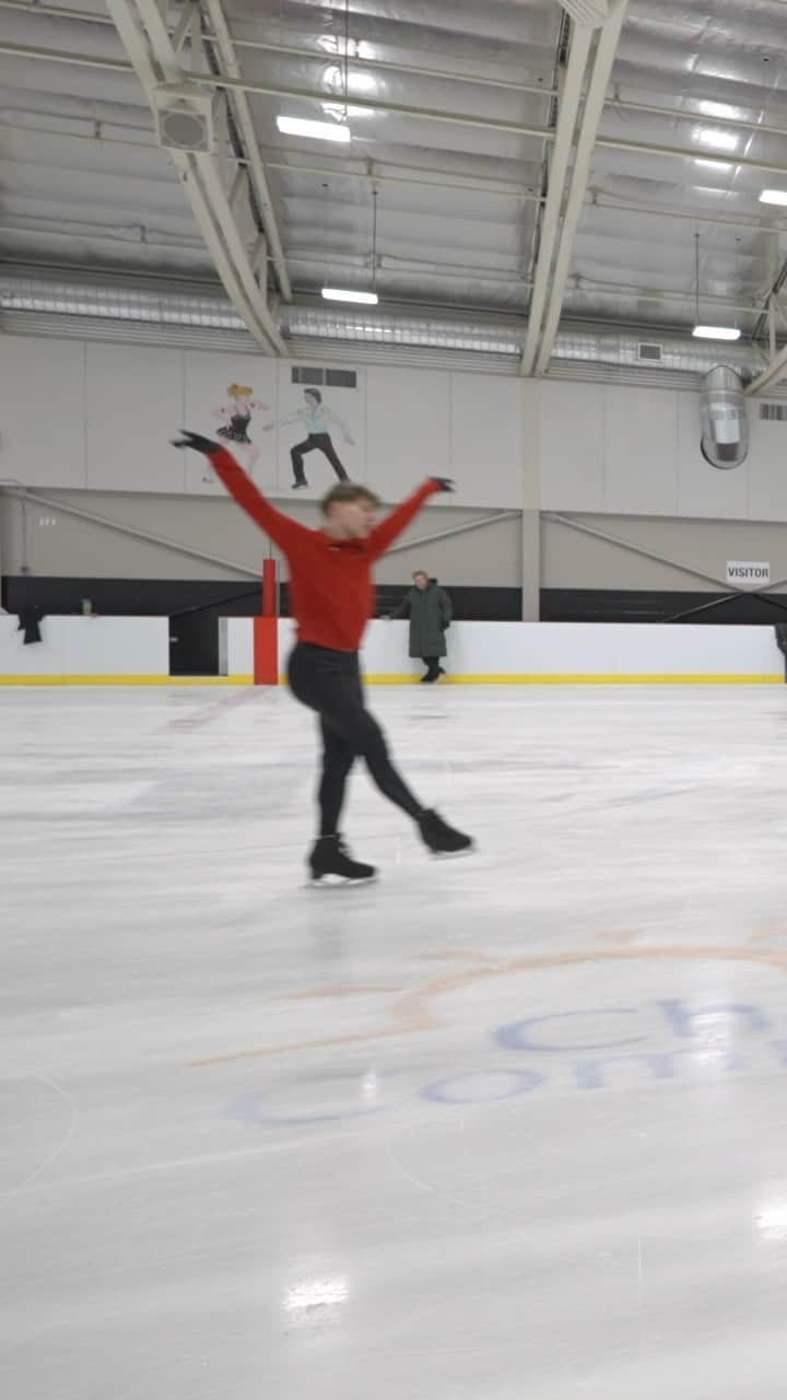 ローマン・サドフスキーのインスタグラム：「New FP locked an loaded, video live on YT!!! 💪😁  - - - #figureskating」