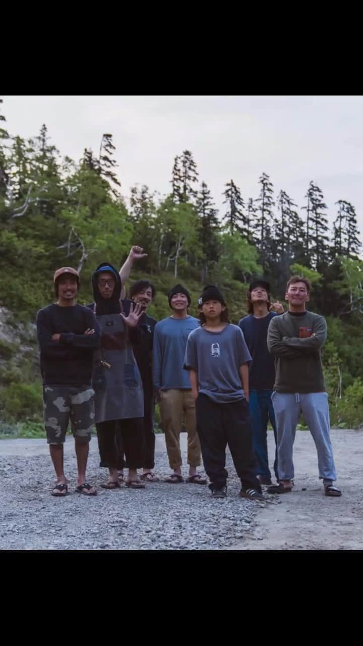 中井孝治のインスタグラム：「2023/06/21  ちょいレイトで今シーズンの滑り納め、海からの山🏔 もう1カ月近く前、時が経つの早いw  🎥 @kentaro68abe   @salomonsnowboards @volcomjapan #volcomjapan @platepia_japan #revoltgoggles #segawa_nouen #toko #msrgear_japan #msr #coif #hps #横乗り塾 #いらおじゃ #銀仙台雪横納会 #第二回」