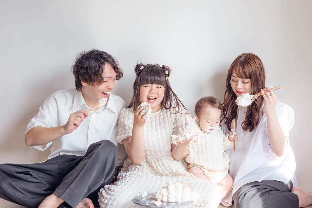 おかんとむすめさんのインスタグラム写真 - (おかんとむすめInstagram)「.  あち１才の記念写真🎂  みんなでクリームまみれになって楽しかったなぁ〜🥹  #年の差姉妹 #年の差育児 #次女誕生日 #1才誕生日 #家族写真 #5月生まれ」7月15日 10時32分 - okanmusume