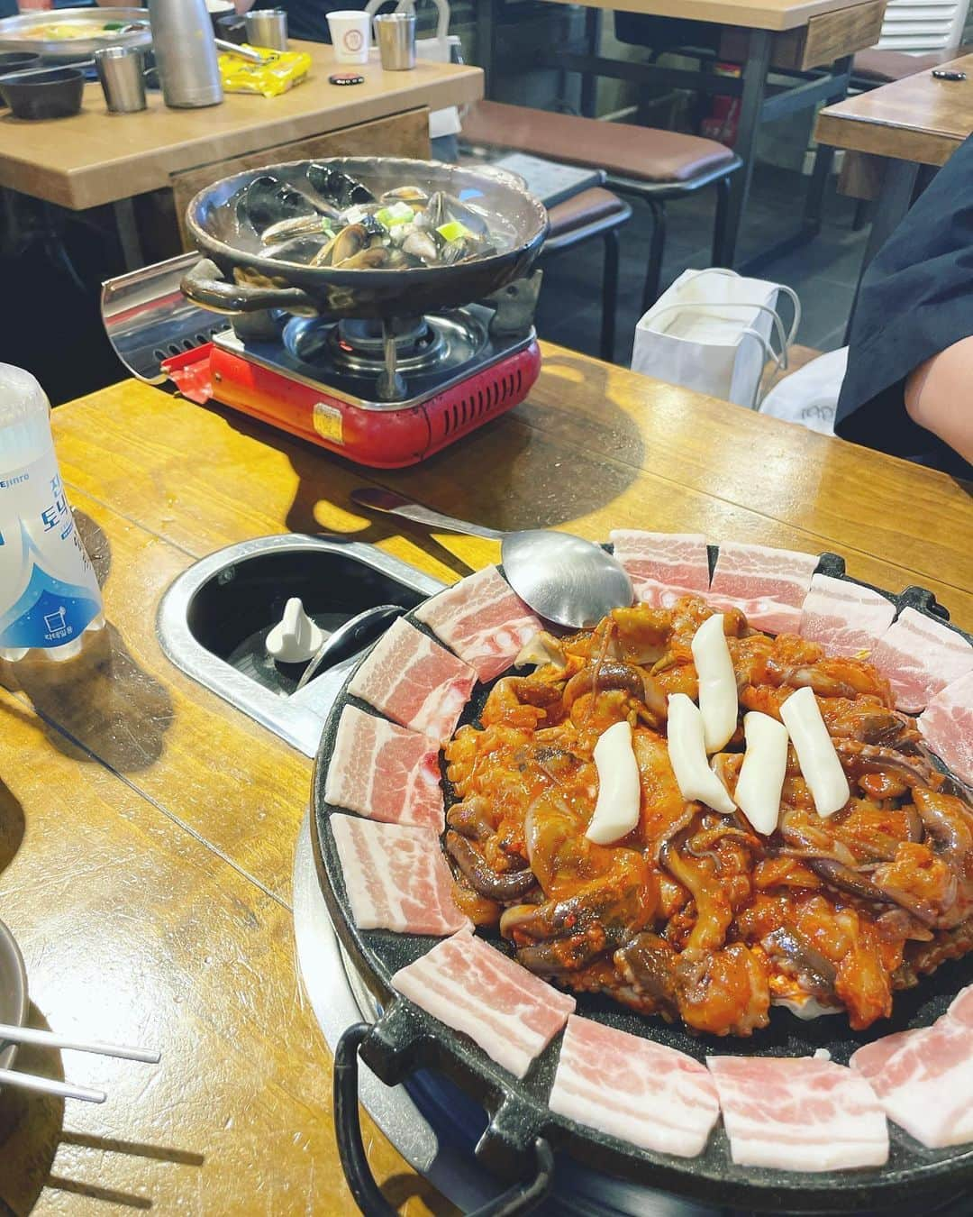 二ノ宮和佳子さんのインスタグラム写真 - (二ノ宮和佳子Instagram)「Korea trip🇰🇷  数年ぶりの海外、10年ぶりの女子旅✈️ サイコーね 今回の旅は、モノトーンスニーカーコーデ  #korea #trip #🇰🇷」7月15日 10時28分 - wakako.ninomiya