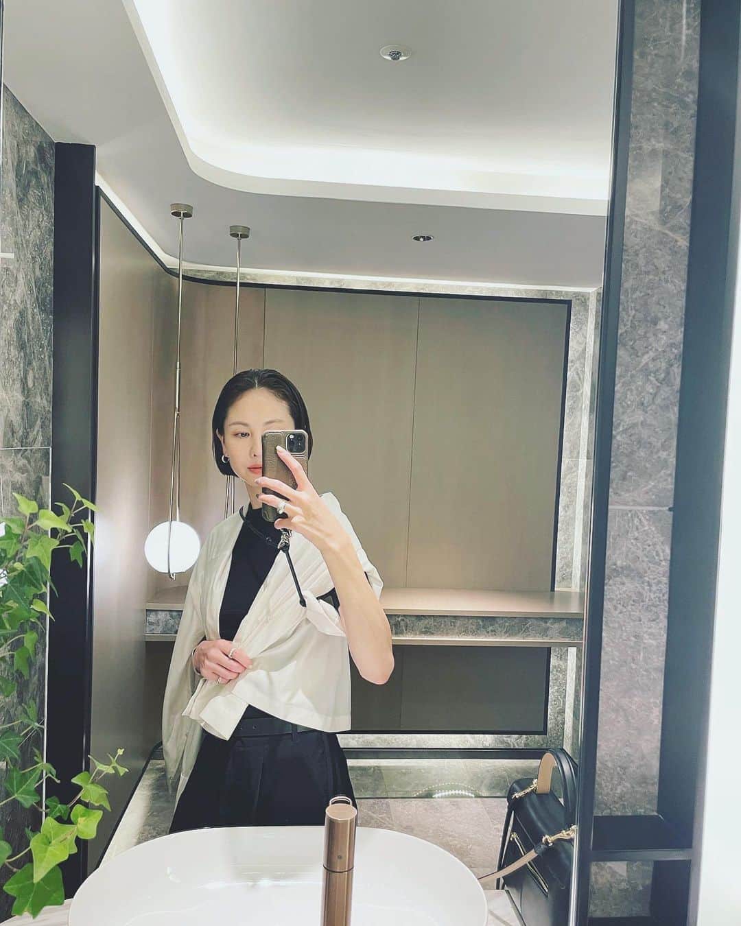二ノ宮和佳子のインスタグラム：「Korea trip🇰🇷  数年ぶりの海外、10年ぶりの女子旅✈️ サイコーね 今回の旅は、モノトーンスニーカーコーデ  #korea #trip #🇰🇷」