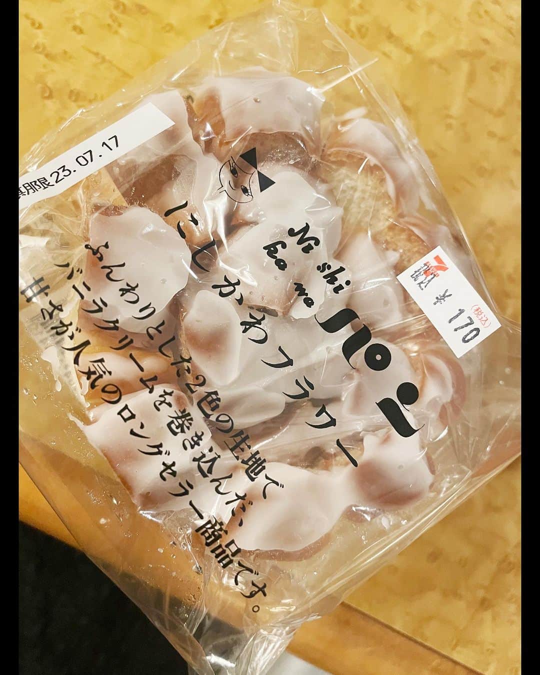 ギャル曽根のインスタグラム：「懐かしい😳✨ 大好きなパン。 学生時代によく食べたなぁ。 関西限定なのかな？🤔🤔🤔 #フラワー」