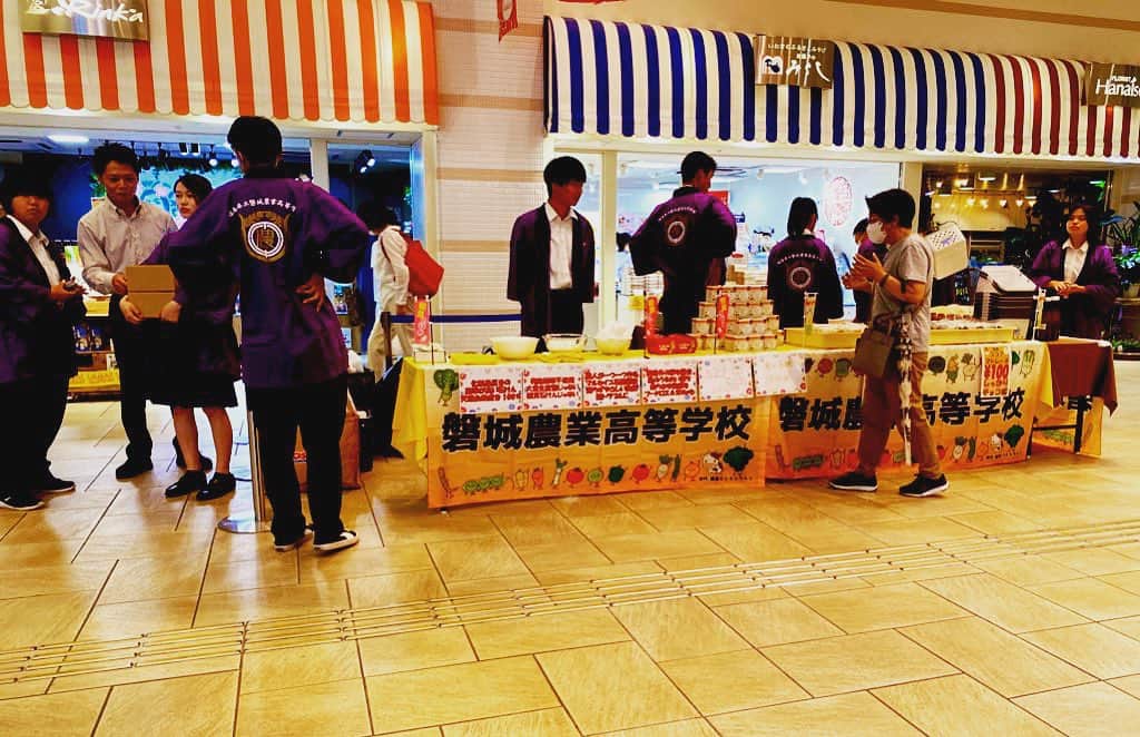 LATOV_ラトブ のインスタグラム：「🍅磐城農業高等学校🍅 🍐実習商品販売会開催中！🍐  ラトブ1階ふれあい広場で、 磐城農業高等学校の生徒さんが、 梨やトマトから作られた石鹸や、 焼き菓子などを販売しています！  売り切れ次第終了なので、 お買い求めはお早めに！！🥳  #いわき市 #ラトブ #latov #ラト部  #磐城農業高等学校 #実習商品販売会」