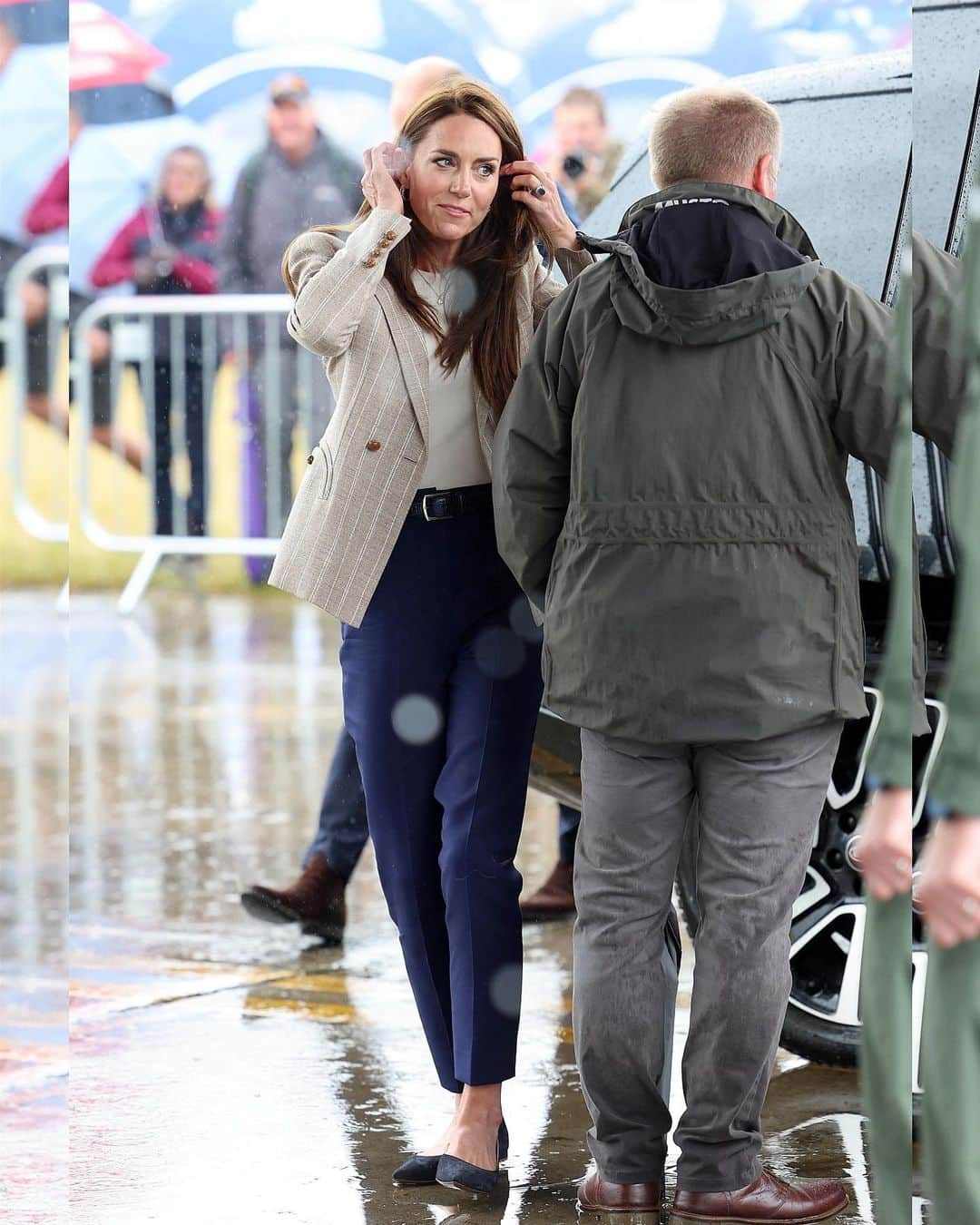 Just Jaredさんのインスタグラム写真 - (Just JaredInstagram)「Prince William and Princess Catherine of Wales brought all three of their kids - Prince George, Princess Charlotte, and Prince Louis - to the RAF Air Tattoo in Fairford, England, where they got a tour of the C17 Plane #PrinceWilliam #PrincessCatherine #KateMiddleton #PrinceGeorge #PrincessCharlotte #PrinceLouis #BritishRoyalFamily Photos: Backgrid」7月15日 10時38分 - justjared