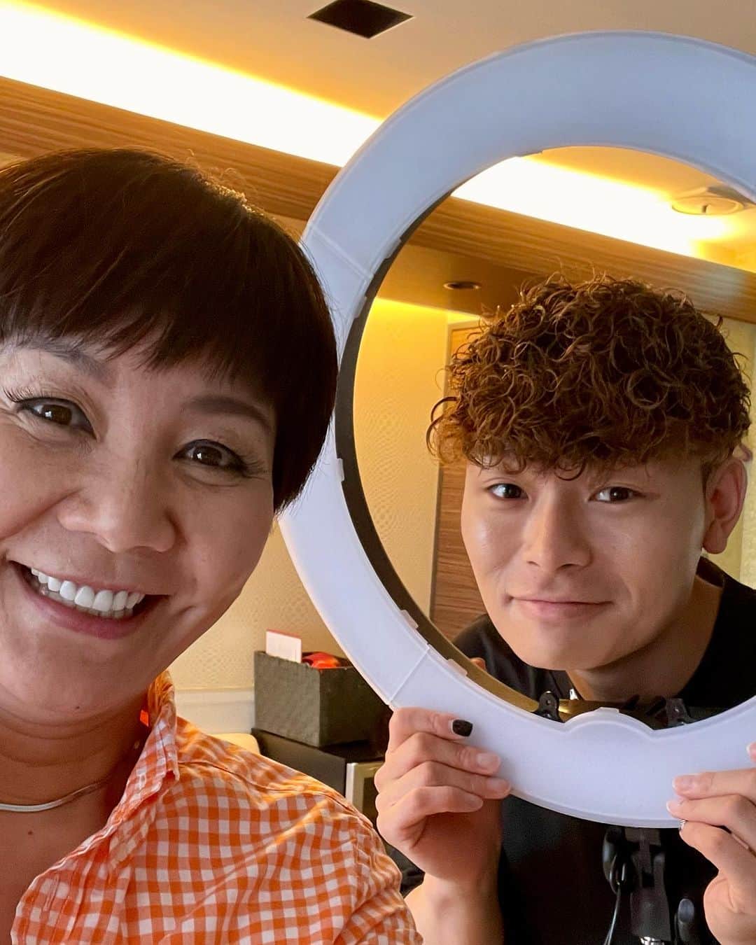 山本華世のインスタグラム：「TikTokの撮影‼️ 既にクライアントも沢山あるのに面白い事やりましょう❗️からのスタートだけど、色々と試行錯誤、迷走中❤️ TikTokの相談はタイシに直接してください。 #tiktok  #地道にコツコツ  #フォロー #お願い企画」