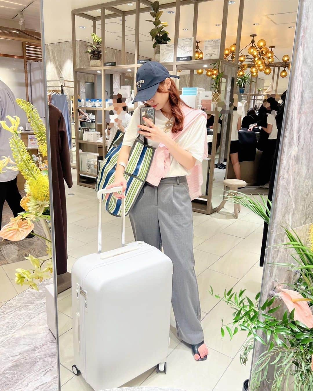 榊本麻衣のインスタグラム：「✈️🧳✨ ⁡  @awwtravel_official  トラベルツールブランド"AWW"の 期間限定POPUP STOREに行ってきたよ🌼 ⁡ ちょうど今使ってるスーツケースが 壊れてて買い替えしようと思ってたから ベストタイミングでした🥹🫧🫧 動きも軽やかですごくスムーズ🌷 ⁡ ⁡ めちゃくちゃカラー迷ったんだけど、 何色にしたと思う😚💗？ ⁡ ⁡ フロントオープンタイプの スーツケースは立てたまま荷物を 出し入れできる絶対便利なアイテム🤣👍 ⁡ 他のトラベルアイテムは ヴィーガンレザーを使ったバックとかがあったよ☺️ アップルレザーやサボテンレザーなど、、🌵🍎 ⁡ 届くの楽しみだなぁ💗 旅行いきたい✈️!! ⁡ ⁡ @awwtravel_community  #findyouraww #mygreenerchoice #aww_travel_popup #popup #travel #キャリーケース #スーツケース #トラベルグッズ #旅行 #ポップアップ」