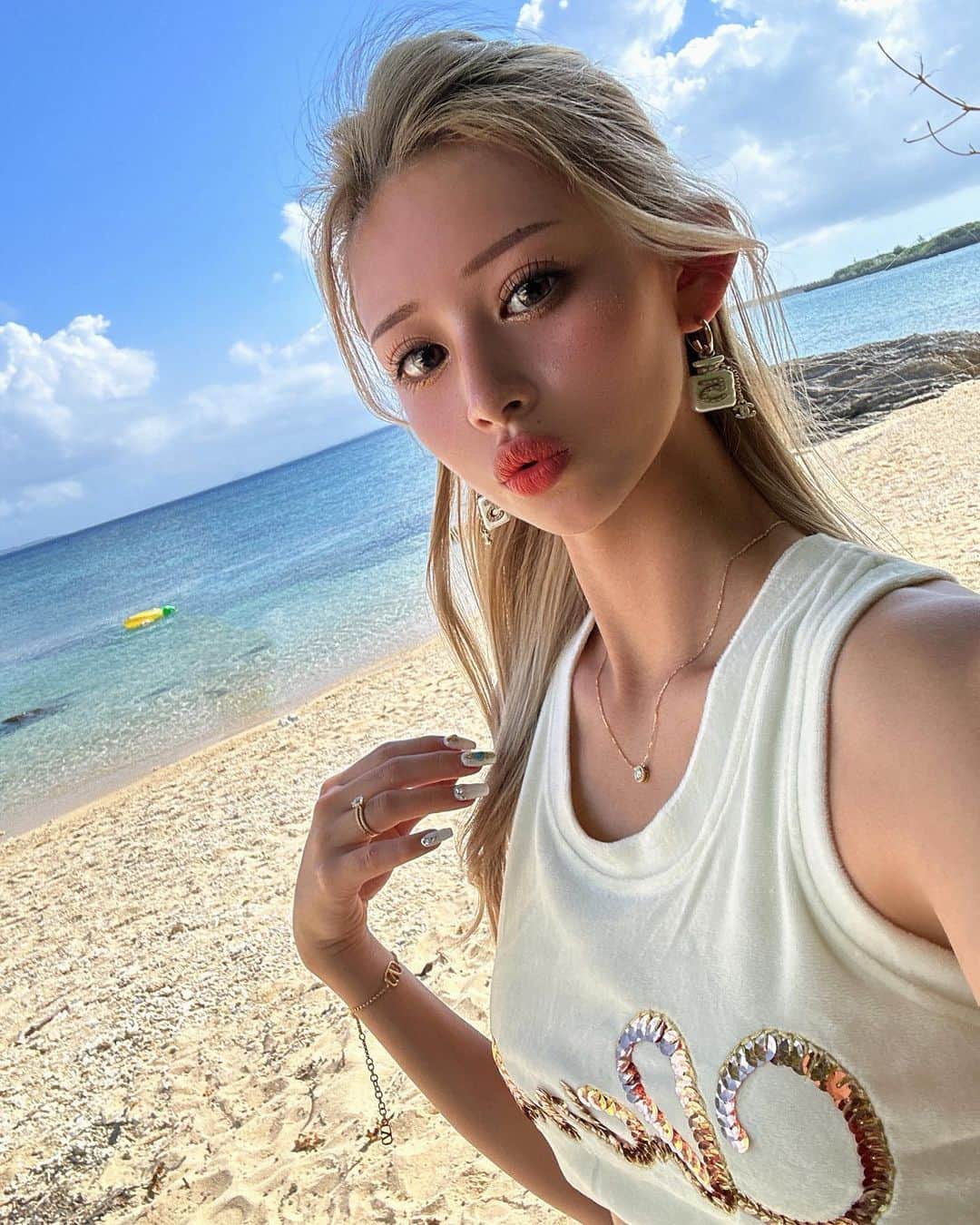 REINAのインスタグラム：「砂ほっぺについてるけど気にしない🫣🩷」