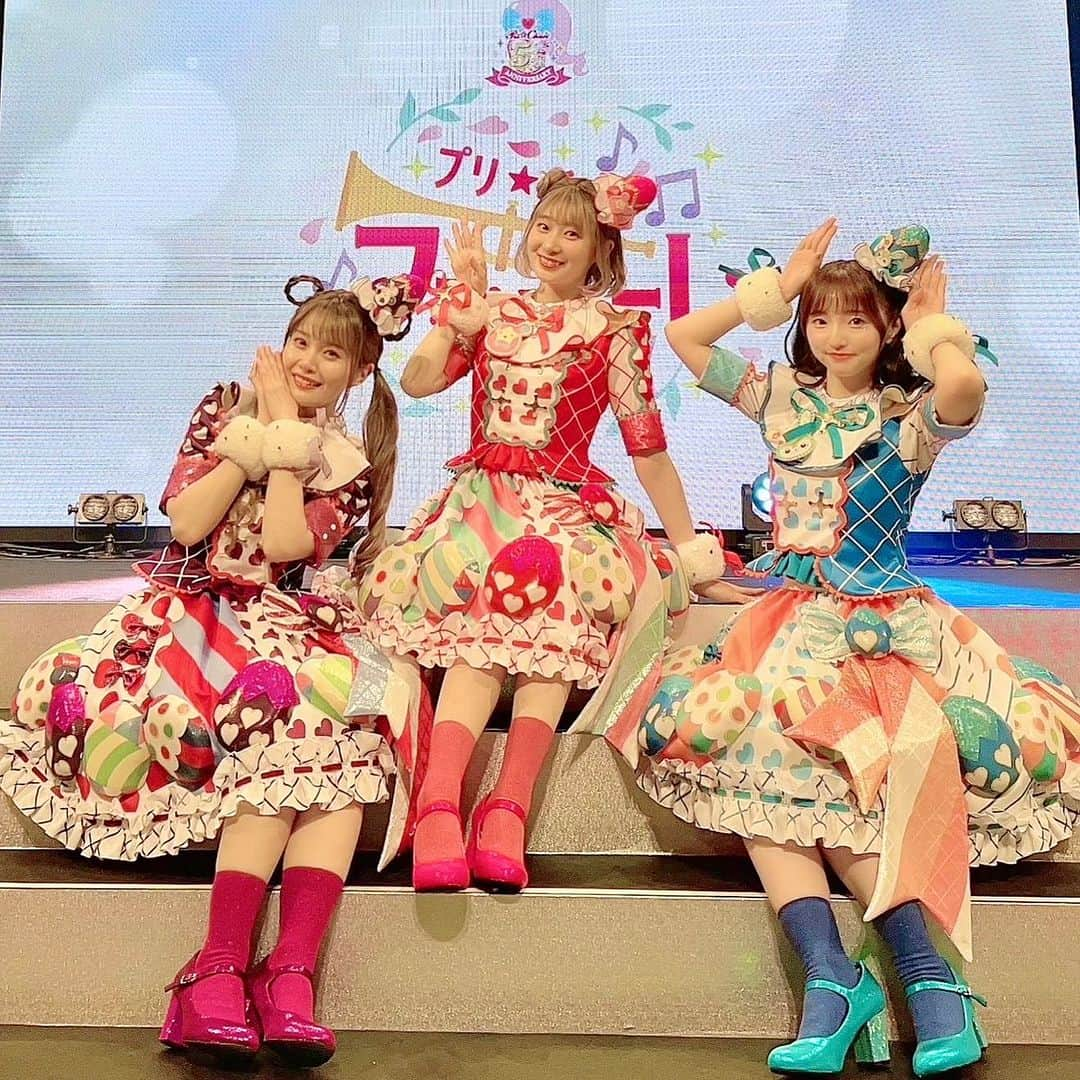 大森日雅のインスタグラム：「#プリチャンファンファーレ ５周年をみんなとはしゃいで 大きい声でパンパカパ〜ンってお祝いもできて 楽しかったパン~♡ ⁡ ゴーゴーマスコッツ！のチャンネルのかけ声も初めてやった〜ドキドキだったけど最高に楽しかったパンよ〜🐼💟 ⁡ ご主人様たちの新コーデ最高でした！！！！ねこちゃんんん♡ ⁡ みんなの愛がプリ⭐︎チャンだよ💫 これからもやってみたら夢は終わらない~パン！！ ⁡ また会える日までメルパンたち、みんなを応援してるパン！みんなもプリチャンを大好きでいつづけてね💝 ⁡ p.s.楽屋でもいつものんびりと、笑いの絶えない時間です。おじゃる確かに絶好調でずっと笑ってた~ステージでもその楽しさ出ちゃってるよなぁ！けたけたずっと笑ってた😆 七海、美海いつもステージに一緒に安心して立たせてくれてありがとう♡大好き。 またライブした~い！ #プリチャンファンファーレ #プリチャン #5周年 #ゴーゴーマスコッツ」