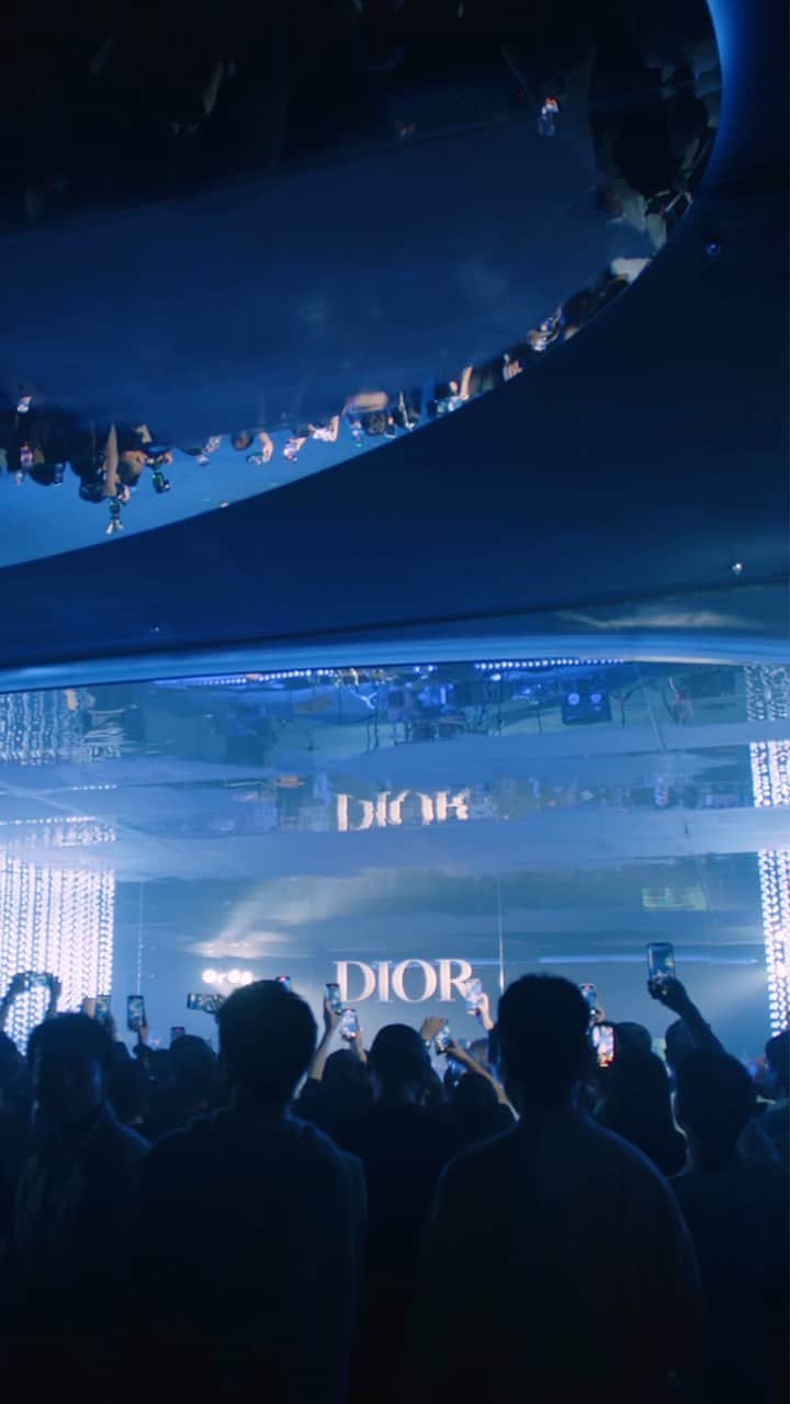 のインスタグラム：「For guests at the repeat show in Shenzhen, the unveiling of the #DiorAW23 collection by @MariaGraziaChiuri was not the culmination of an extraordinary evening, but only the start, as the excitement segued into an awesome afterparty featuring performances by Dior ambassadors in China @Lyx0420 and @Veema96, along with @YeungChinwah and the group @AccuseFive.」
