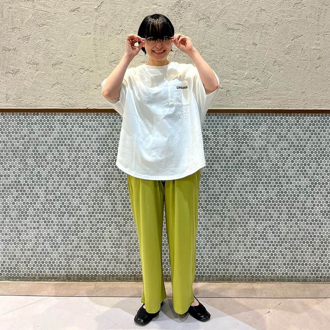 HEART MARKET (ハートマーケット)さんのインスタグラム写真 - (HEART MARKET (ハートマーケット)Instagram)「. . NEW  ARRIVAL ♡  バックプリントBIG TEE (#fr2307188)  price :  税込¥3,520 【20%オフ】➡︎税込¥2,816 size :  FREE color ：3  前後どちらもかわいいアイテムです😊 オーバーサイズで暑い夏にぴったり♡ お尻が隠れる長さで体型カバーも◎！ ㅤㅤㅤㅤㅤㅤㅤㅤ ㅤㅤㅤㅤ ㅤㅤㅤㅤㅤㅤㅤㅤㅤㅤㅤ color ： Print WHT ◉コーデアイテム リラックスリブPT (#bs2307128)  ㅤㅤㅤㅤㅤㅤㅤㅤㅤㅤㅤㅤ color :  Print NVY ◉コーデアイテム リネンブランドSストレッチカーゴPT (#sa2307946) ㅤㅤㅤㅤㅤㅤㅤㅤㅤㅤㅤㅤ　 ㅤㅤㅤㅤㅤㅤㅤㅤㅤㅤㅤㅤ color :  Print CCL ◉コーデアイテム バルーンPT (#fr2306119)  ㅤㅤㅤㅤㅤㅤㅤㅤㅤㅤ  【モデル身長：155cm】 @hm_gecci  #ハートマーケット #heartmarket #heartmarket_tops #heartmarket_bottom #heartmarket_大人カジュアル #heartmarket_ナチュラル #ハトマコーデ #カジュアルコーデ #カジュアル #ファッション #夏コーデ #夏服コーデ  #今日のコーデ #outfit #ootd #fashion #夏コーデ  #新作 #Tシャツ #tシャツコーデ  #ロゴT #バックプリント #バックプリントtシャツ  #ビッグシルエット  #ビッグtシャツ」7月15日 20時17分 - heartmarket