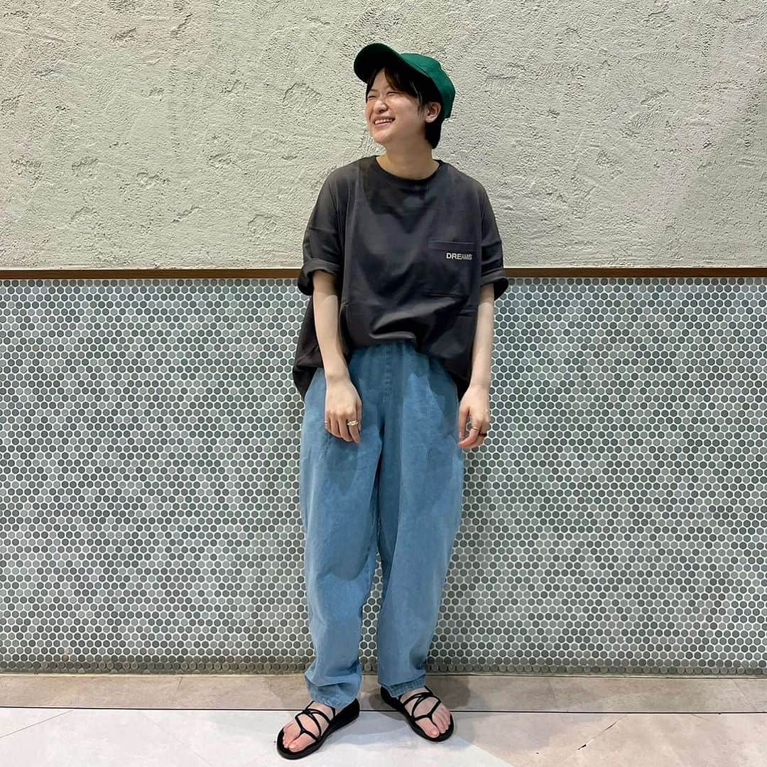 HEART MARKET (ハートマーケット)さんのインスタグラム写真 - (HEART MARKET (ハートマーケット)Instagram)「. . NEW  ARRIVAL ♡  バックプリントBIG TEE (#fr2307188)  price :  税込¥3,520 【20%オフ】➡︎税込¥2,816 size :  FREE color ：3  前後どちらもかわいいアイテムです😊 オーバーサイズで暑い夏にぴったり♡ お尻が隠れる長さで体型カバーも◎！ ㅤㅤㅤㅤㅤㅤㅤㅤ ㅤㅤㅤㅤ ㅤㅤㅤㅤㅤㅤㅤㅤㅤㅤㅤ color ： Print WHT ◉コーデアイテム リラックスリブPT (#bs2307128)  ㅤㅤㅤㅤㅤㅤㅤㅤㅤㅤㅤㅤ color :  Print NVY ◉コーデアイテム リネンブランドSストレッチカーゴPT (#sa2307946) ㅤㅤㅤㅤㅤㅤㅤㅤㅤㅤㅤㅤ　 ㅤㅤㅤㅤㅤㅤㅤㅤㅤㅤㅤㅤ color :  Print CCL ◉コーデアイテム バルーンPT (#fr2306119)  ㅤㅤㅤㅤㅤㅤㅤㅤㅤㅤ  【モデル身長：155cm】 @hm_gecci  #ハートマーケット #heartmarket #heartmarket_tops #heartmarket_bottom #heartmarket_大人カジュアル #heartmarket_ナチュラル #ハトマコーデ #カジュアルコーデ #カジュアル #ファッション #夏コーデ #夏服コーデ  #今日のコーデ #outfit #ootd #fashion #夏コーデ  #新作 #Tシャツ #tシャツコーデ  #ロゴT #バックプリント #バックプリントtシャツ  #ビッグシルエット  #ビッグtシャツ」7月15日 20時17分 - heartmarket