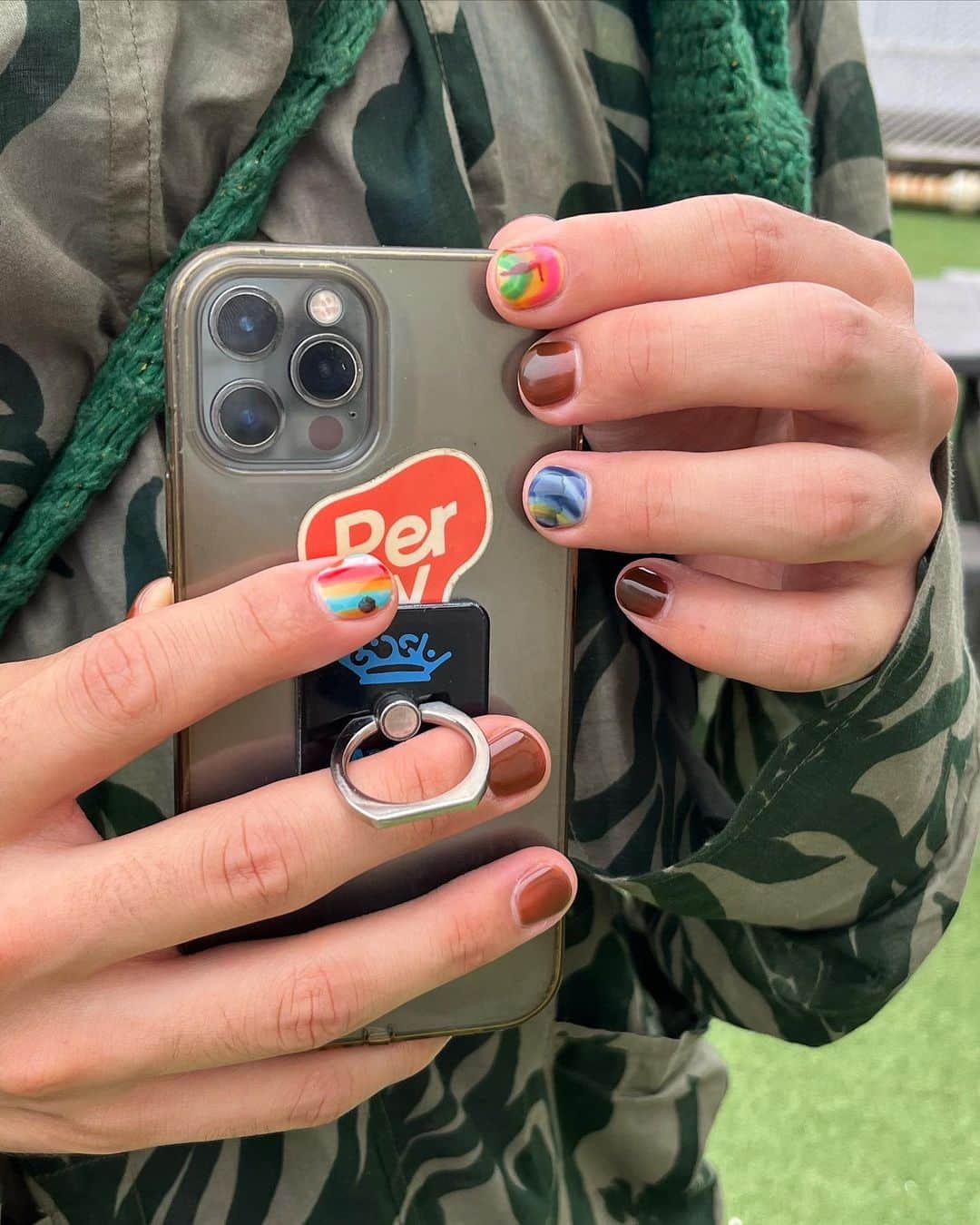 赤木 桃 #ちゃんものインスタグラム：「Len Lyeのビジョナリーフィルムをイメージして🎞️  みんながiPhoneケースにステッカー入れてくれるのめちゃめちゃ嬉しい🫶🏻 #やろうぜメンズネイル」