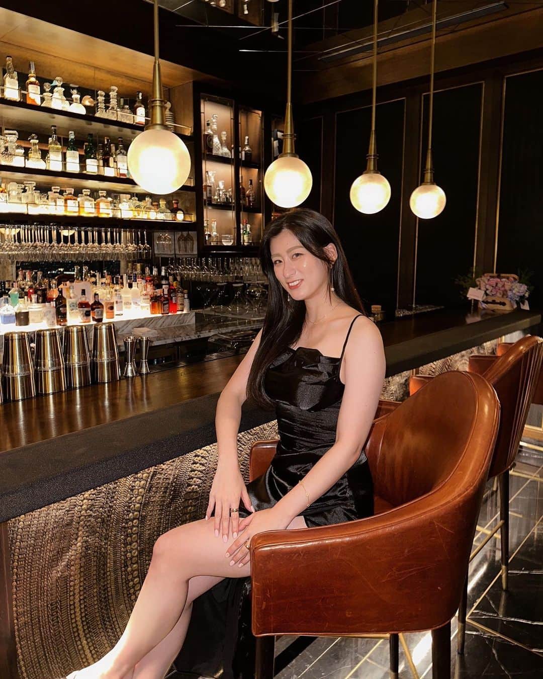 神崎裕女のインスタグラム：「5年振りのバンコク🇹🇭✨ ここのお店めちゃくちゃ素敵すぎた🥲🖤  #タイ #バンコク #旅行 #海外旅行 #女子旅 #ドレス  #黒 #ワンピース #タビジョ #バー #タイ旅行  #夜景 #絶景 #レストラン #観光 #海外 #黒髪ロング  #bangkok #thailand #restaurant #trip #travel #dress」
