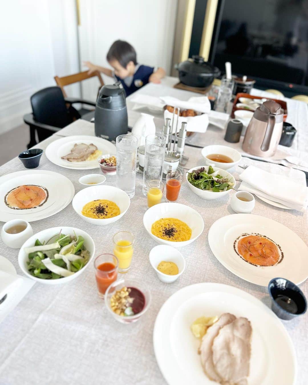 小林真由さんのインスタグラム写真 - (小林真由Instagram)「Tokyo Gendai. エネルギッシュな作品の数々! バンビもうさっちも可愛かった♡  #TokyoGendai #アート #現代アート #横浜 #ファッション #コーデ #ママコーデ #女の子ママ #男の子ママ #ママライフ #コーディネート #４歳 #２歳 #二人育児」7月15日 20時15分 - mayukobayashii
