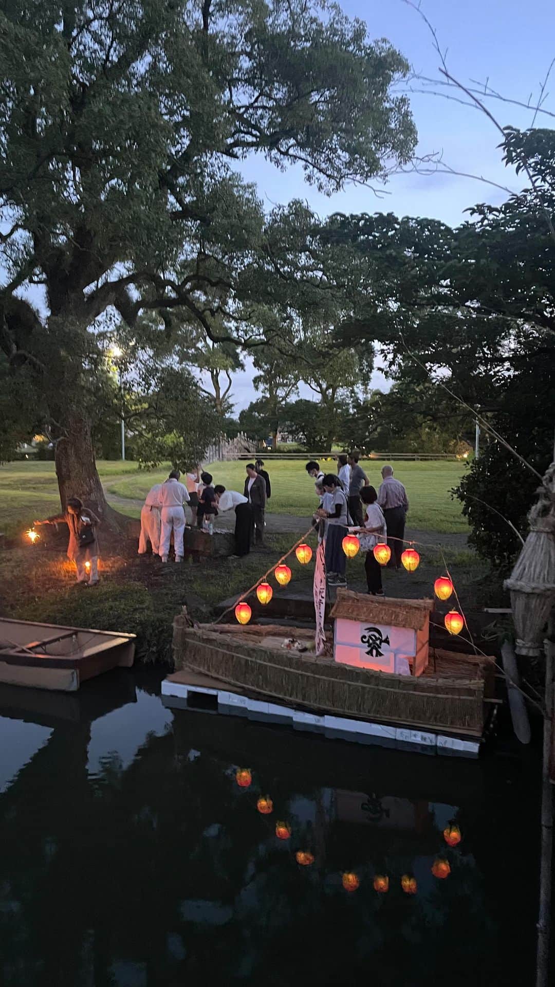 柳川藩主立花邸御花 | Yanagawa Ohanaのインスタグラム：「立花家のお盆🎐  現在も御花を営んでいるのは、柳川藩主の末裔。  旧柳川藩主・立花家のお盆では「歴代藩主を含む立花家のご先祖」および「旧柳川藩戦没者」を供養します。  旧柳川藩戦没者とは 旧柳川藩戦没者とは、立花宗茂の義父である戸次道雪の初陣から戊辰戦争までの340年間に立花家を支えて戦没した家臣およそ580名のことです。  長い歴史を感じずにはいられません。そして、先祖と戦死者を共に供養する旧大名家は、立花家の他にはあまり例がないそうです。  7月15日の3日目は、みなさんが道に迷わず極楽へと帰れるよう道を照らすためにお舟を浮かべて、送り火を焚きます。  #立花家のお盆 #立花家 #御花」