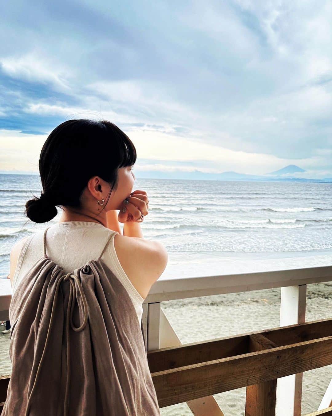 のインスタグラム：「❤︎❤︎  友人達と海の家に行ってきました❤︎  海に来たの何年ぶりだろう🏝💭 海風って気持ちいいよね。  サプライズでお誕生日もお祝いしてくれて 幸せ満点な休日になりました✨ 本当にありがとう💗  広い海と遠くに見える富士山を眺めて 自分の小ささを感じながらも 来年は自分に"よく頑張ったね"って 言えるそんな一年にしたいと思った市川でした〜🥂✨  "頑張る"って難しけど "応援してる"って言ってくれる人がいて それに応えたいって思う自分がいる それだけで幸せ❤︎」