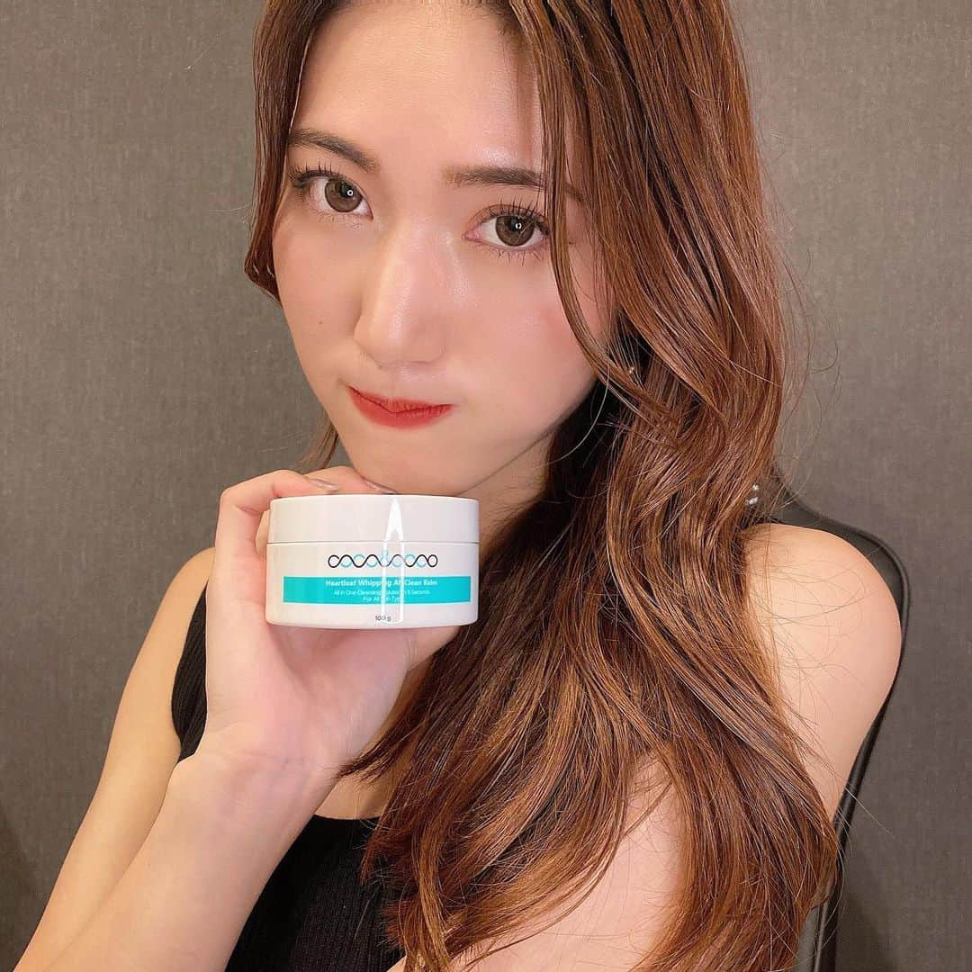 岩下真奈さんのインスタグラム写真 - (岩下真奈Instagram)「coco&coco  2023.07.15 #skincare 🎗 * 💠 coco&coco ( @coco_and_coco_cosme ) 💠 . 〖 ドクダミ ホイッピング オール クリーン バーム🥣 〗 . . 夏本番も大好きなクレンジングで肌管理してるよ🫶🏻‪‪❤︎‬ . バーム→オイル→泡フォーム と3段階に テクスチャーが変化してごっそり落としてくれるの🫧 . するするふわふわで肌への摩擦もナシ🍐 . 135000pmの高含有ドクダミエキスのおかげで ストレスを受けた敏感な肌に鎮静効果、 低刺激デイリー角質ケア、 乾燥して乾いた肌に水分補給してくれるよ✌️🤍 . . ほんまに大好き過ぎるのこれ🩰 マジでオススメなので是非チェックしてみてね🎶 . . . #cocoandcoco #ココアンドココ #クレンジング #クレンジングバーム #ドクダミホイッピングオールクリーンバーム #洗顔 #おすすめコスメ #おすすめスキンケア #アンバサダー  #model #cosmetics #愛用コスメ #コスメレビュー #コスメレポ #スキンケア #ベスコス #美容マニア #美容オタク #ビューティーモデル #モデル #広告モデル #ポートレート #フリーランス #インフルエンサー #お仕事依頼受付中 #おしゃれさんと繋がりたい #カフェ好きな人と繋がりたい #邦ロック好きな人と繋がりたい #美容好きな人と繋がりたい」7月15日 20時16分 - mana_mdleam