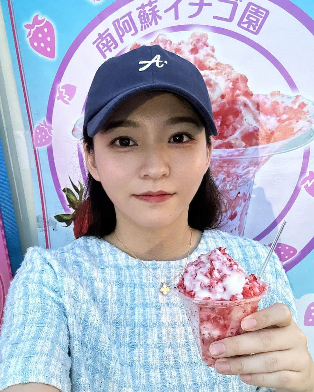 あさみのインスタグラム：「. . けずりいちご美味しかった🍓🥛 . めっちゃ歓声凄くて ラグビー見たかった😭🏉🏈 当日券あったのかな😭 . #けずりいちご #南阿蘇イチゴ園 #熊本 #えがお健康スタジアム  #ラグビー #リポビタンⅮチャレンジカップ2023 #ラグビー日本代表国際試合 #ラグビー日本代表  #braveblossoms  #オールブラックス」