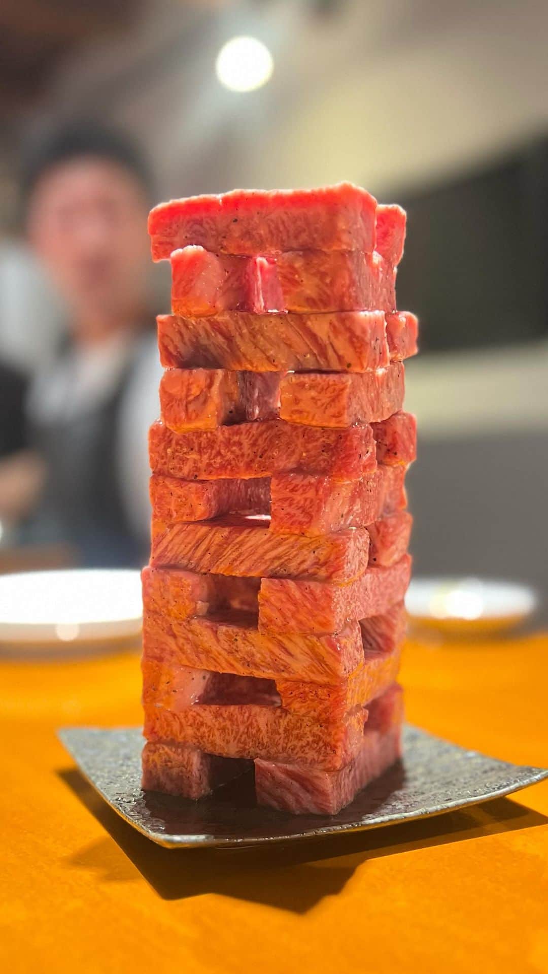 のインスタグラム：「Amazing!!!  新井屋プロデュースの 焼肉屋がやばすぎた😌🙌 二度目の訪問！  名物はなんといっても タワーカルビ👏 今回８名での利用だったため かなりの高さになってました！ 追加もできますが 大人数で是非ご注文を！！  豪華11品コース ¥9,800 ・浅漬キムチ ・ナムル盛り合わせ ・ANIKUミノユッケ ・特上厚切りタン ・特上厚切りレバー ・本日のおすすめ塩盛り2種 ・タワーカルビ(人数×2切れ) +1,000円で1段2切れの追加も可能です。 ・焼肉バーガー ・本日のおすすめタレ盛り2種 ・冷麺 ・アイス  ANIKU produced by 新井屋 050-5600-3844 東京都千代田区神田三崎町2-16-10   #aniku_produce_by_araiya #焼肉 #焼き肉 #水道橋グルメ #神保町グルメ #神田グルメ #新井屋 #渋谷グルメ #東京焼肉 #渋谷焼肉 #yakiniku #wagyu #jenga  #eggporn #yolkporn #tokyotrip」