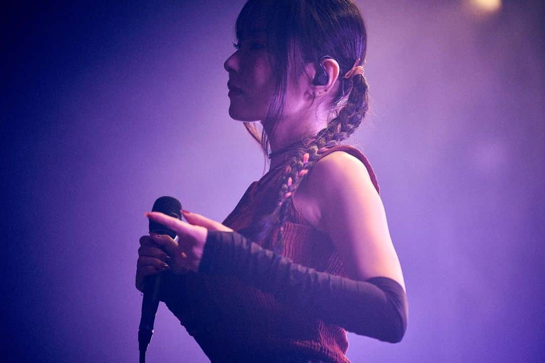 towanaのインスタグラム：「#fhánaLNW #NEWWORLDLINE  ここから先の道 少し先さえわからない未知の冒険 人生最大の岐路にいるのだと感じています 不安な気持ちは大きいけれど みんなの顔を見ると心が安らいで みんなの存在がいつもよろこびをくれる🪄 #ふぁなみりー」