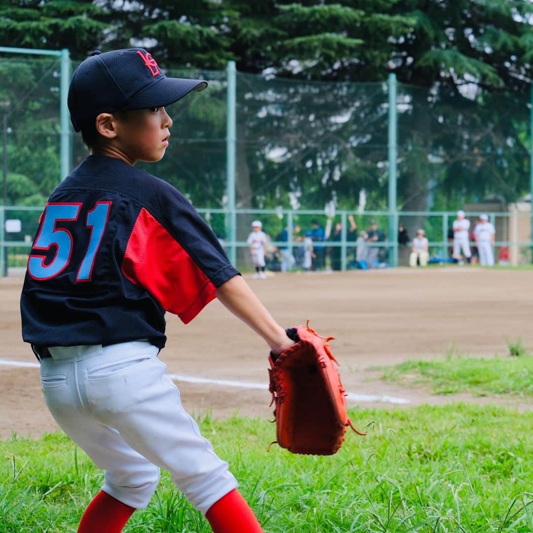 森川やるしかねぇのインスタグラム：「・ 先月から野球を始めたゆうしくん！ 背番号は「51」に決定！ ポジションは投手兼外野 先週と今週で2試合投げました⚾️ 1試合目 ①四球②四球③四球 0回0/3 3失点降板 2試合目 ①四球②四球③四球 0回0/3 3失点降板 ・ 現在6者連続四球中‼️ いいじゃないいいじゃない‼️ ここから伝説を作ってくれっ✌️ 頑張れゆうしくん🤩👍 ・ ぶっちゃけたところ、ゆうしくん結構凹んでるんでエール送ってください‼️笑 ・ #野球 #森川結心伝説  #ぼくはゆうしくん #森川やるしかねぇ #ホープマンズ  #息子#子供#育児#育児日記#子育て#パパ#お父さん#ママ#お母さん#親子」