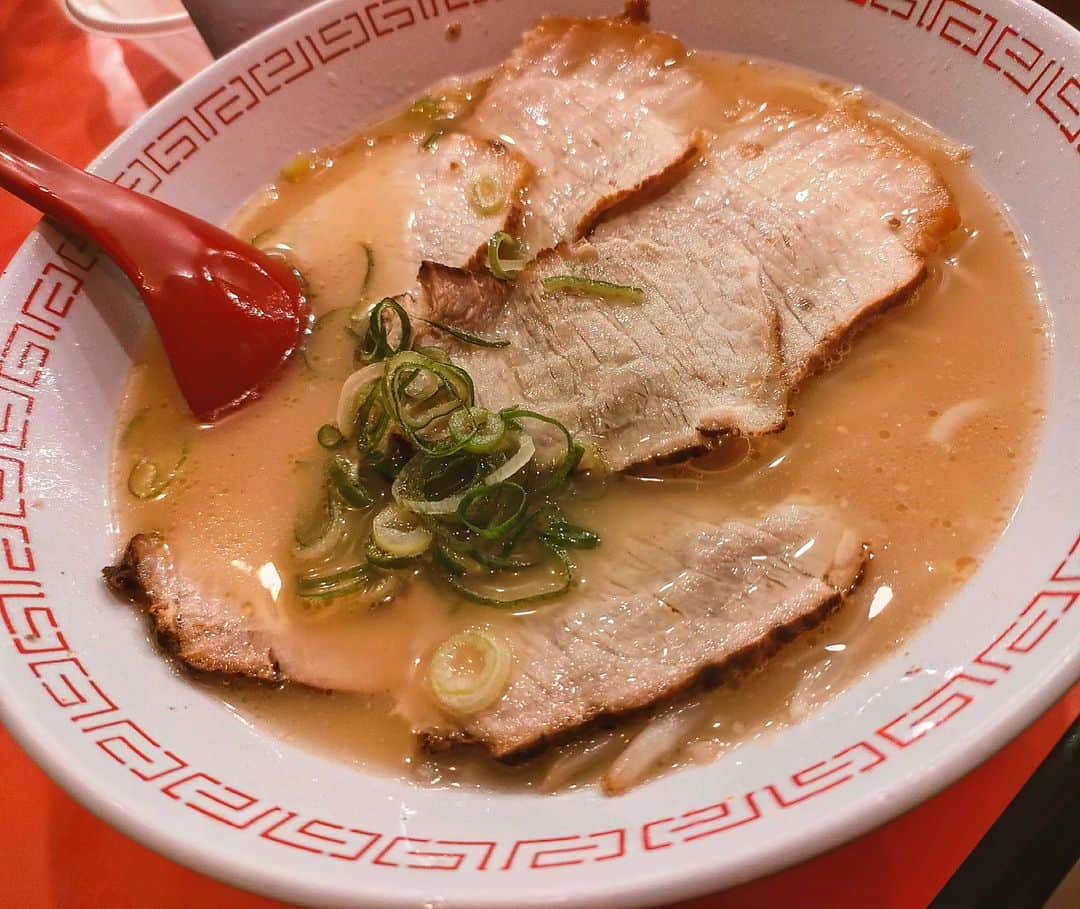 晁直 のインスタグラム：「金龍ラーメン意外とライトなのねぇ」