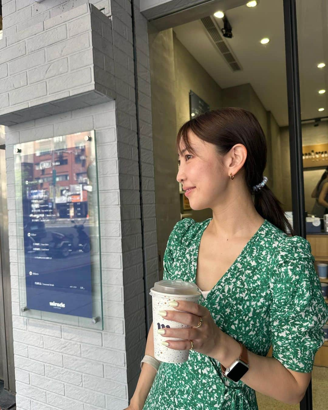 近野莉菜のインスタグラム：「最終日の朝、マリアが連れていってくれたコーヒー屋さんが可愛かった♡ ミラクルコーヒー☕️💫  斬新な鏡の前でパシャリ🤣w みんなすっぴんで失礼しますw  #現場制作 #一貫作業」