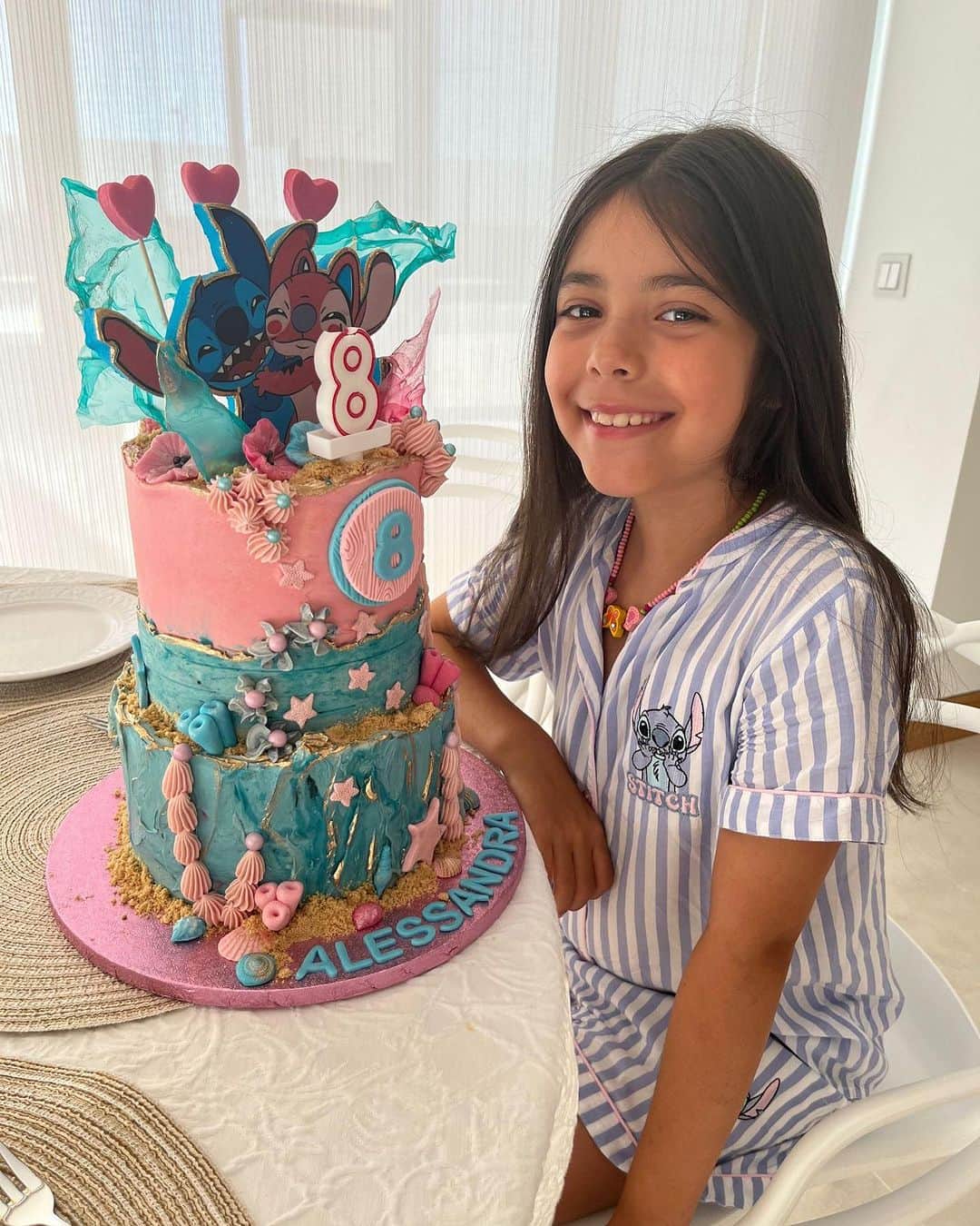 のインスタグラム：「Feliz cumpleaños mi princesa 🎂 te deseo todo lo mejor mi niña en este mundo y solo decirte q te amo y eres mi todo 🌎❤️  Feliz 8 añitos 🎉🎁🎊🫶」