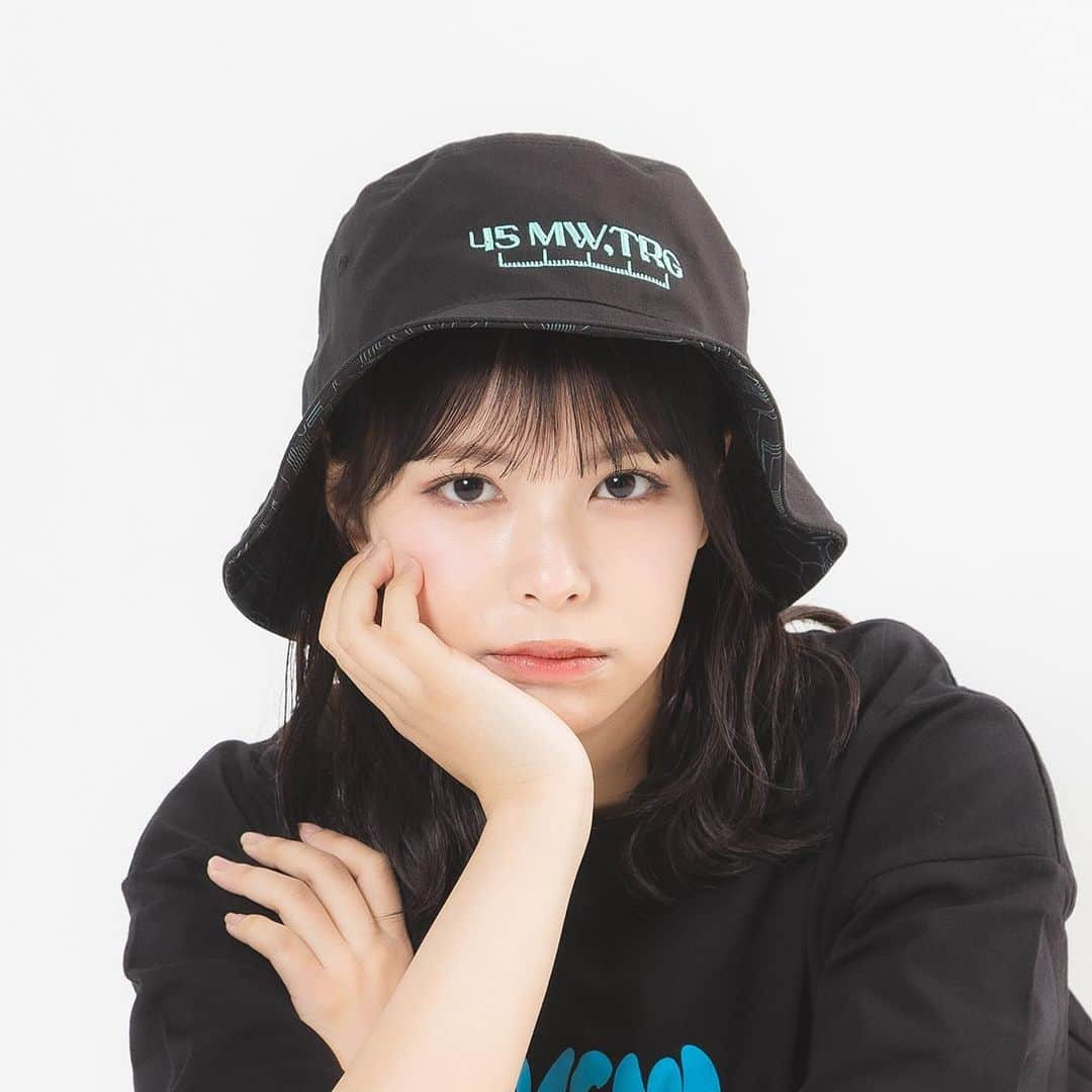 宮崎あみさのインスタグラム：「PSYCHO-PASS × NEW ERA  コラボのキャップのモデルをさせて頂きました！！ ・ とってもかわいいデザインですので、是非チェックしてみてください！ ↓↓↓ https://anicloset.shop/?category_id=64b0c4a1a30c090035a8e8b5」