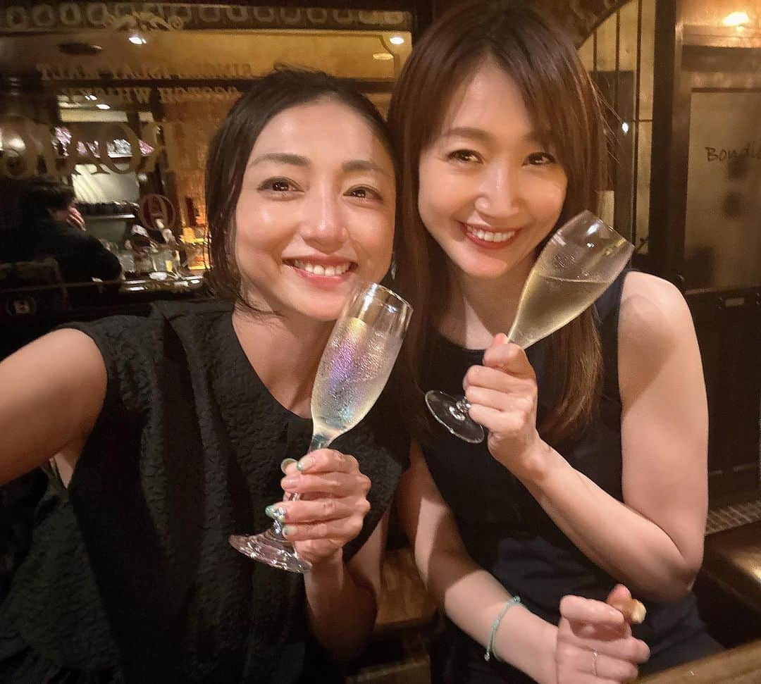 中川愛海のインスタグラム：「ある日の酔っ払い三人娘🥴 @mio.gray  @miho53129  #中川愛海 #一日一回カンパイ #酔っ払い三人娘  #英会話レッスン 仲間😊 #ゴルフレッスン 仲間😊 #恵比寿美女会 #酔っぱらったら皆友達 #酔っ払い女子 #酔っぱらったら英語の発音良くなる奴 #酔っ払ったらだいたい忘れる」