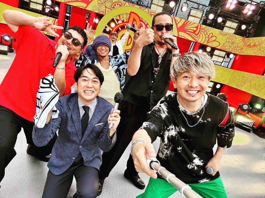 RED RICEのインスタグラム：「音楽の日楽しかった😎👍 安住さんと記念にハイチーズ🎵  #湘南乃風 #20周年  #音楽の日 #安住紳一郎アナ  #記念にハイチーズ」