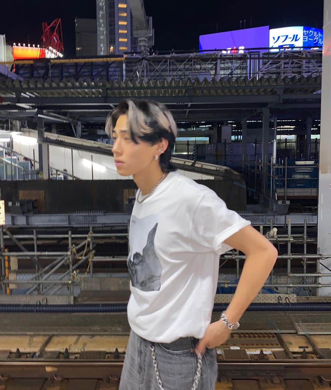 こたのインスタグラム：「. New hair @keikeisei  いつもありがとうございます🫶 . オリジナルのイヤカフとネックレスが傑作すぎて毎日つけてる🥰 . 明日のPOPUPにも２つとも持っていきます！！ . 質問でも多かったんだけど、各アイテム無くなり次第終了なので、基本早いもの勝ちです🫶 . 暑いので気をつけてきてください😉 冷房ガンガンで待ってます🖤」