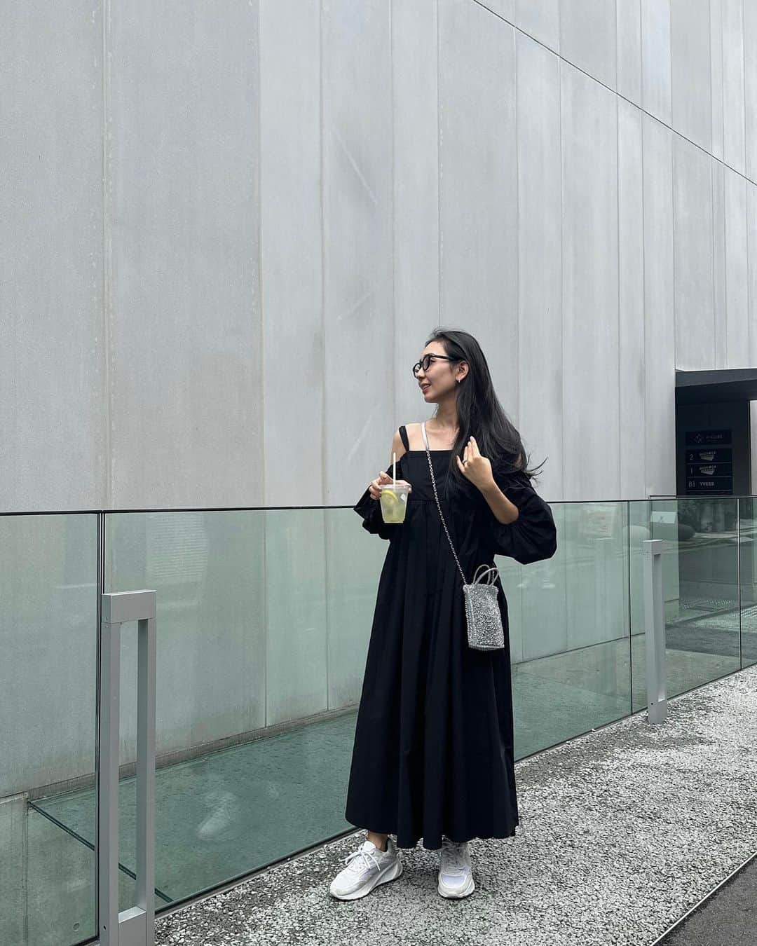 鈴木詩織のインスタグラム：「三連休初日は朝からリリコとカフェでまったりからスタートしました☕️  前日の夜お散歩からカフェに入りたそうにしていたので、今日は曇りで比較的涼しい方かな？と思い行ってきました☀️  私は朝からプリンを食べて大満足♡リリコも帰りたくなさそうにしていたので、満足だったかなと思ったり🐶🫶🏻  お洋服はオフショルのワンピを着ました🖤 @re_gleam のpop upで着させてもらってとっても可愛くて気に入ったのでお持ち帰り🙋🏻‍♀️💓  袖にゴムが入っているのでボリューム感も出て可愛いです♡  ⁡  #shiorin_styling#regleam#anteprima」
