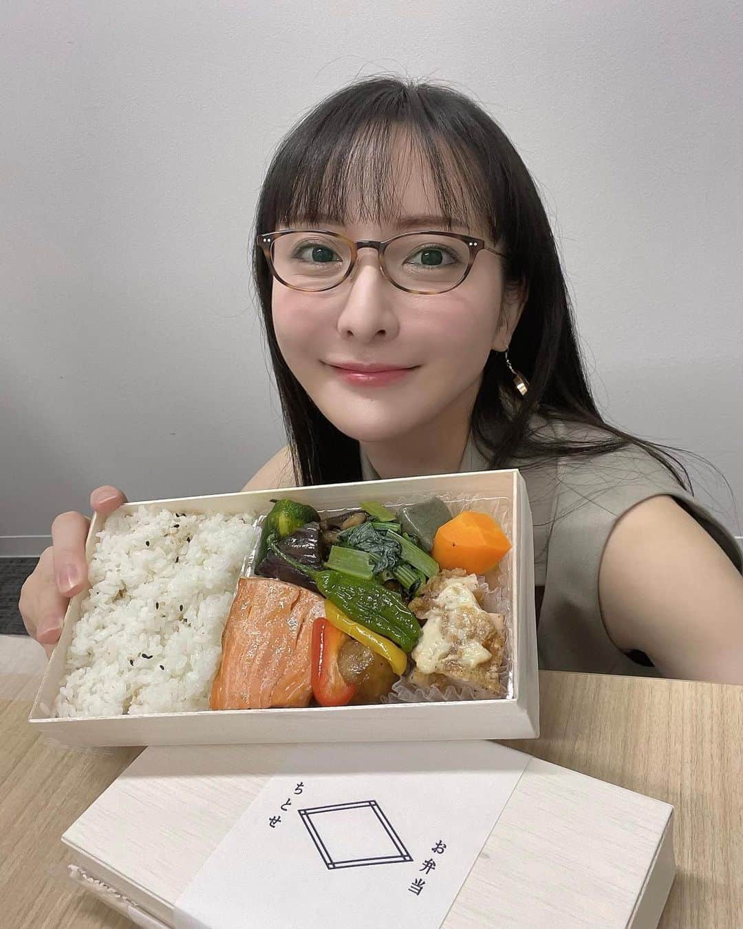 松澤千晶のインスタグラム：「このお弁当好き過ぎて2つ食べた。笑  ちなみにここ何年かで10キロ太って5キロ痩せました。  #ちとせ #お弁当」