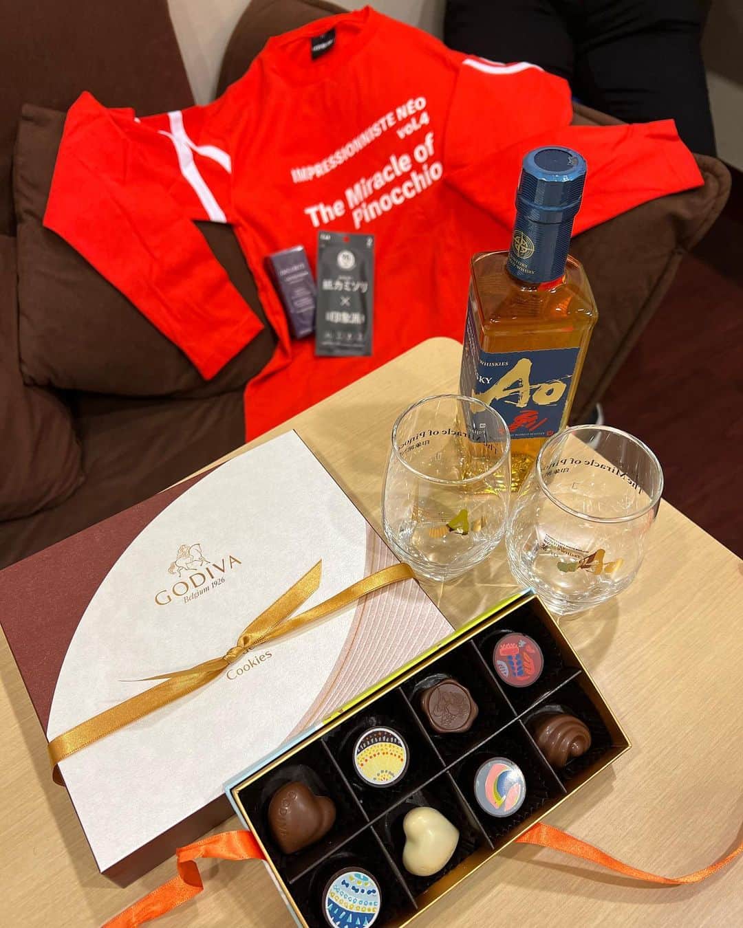 夏木マリのインスタグラム：「#印象派néo  　@kai_corporation    @kose_official  　@godiva_japan    @suntory_jp   印象派 NÉO vol.4  The Miracle of Pinocchio 「ﾋﾟﾉｷｵの偉烈」のVIPのお客様に お渡ししたな、か、みの一部！  姐さんも、ご相伴にあずかり、 チョコをいただきながら、AOのウイスキーは最高でした🍫🥃  ご協力頂いた企業の皆様に感謝です！ありがとうございました〜」