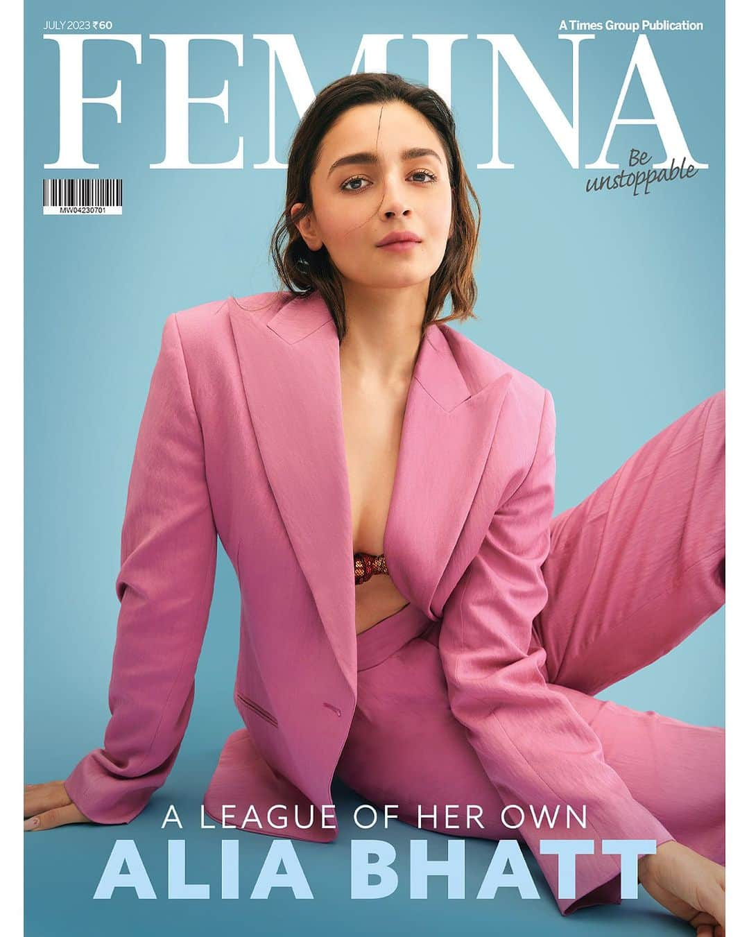 アリア・バットのインスタグラム：「Alia Bhatt is a rare talent, and that’s a fact. She’s also very much at the centre of her own narrative. On screen, she inhabits characters like second skin —  in films as diverse as Highway, Raazi, Gully Boy and Gangubai Kathiawadi. Off it, she’s a new mum, newly-minted global house ambassador of Gucci, new on the Met Gala carpet (a debut she aced again.) A decade into her career and she’s still surprising us! With her, you just have to sit back and let her do what she does best — her own thing.  What a time to be in the orbit of Alia Bhatt!  Editor: @missmuttoo  Photographer: @nishanth.radhakrishnan (@featartists)  Art Director: @bendivishan  Styling: @priyankarkapadia   Makeup: @puneetbsaini  Hair: @mikedesir (@animacreatives)  Blazer, Trousers and Sequin Bralette: @balestra_official  Styling Assistants: @naheedee, @humairalakdawala  Hospitality Partner: @taftoonmumbai  Alia’s PR Agency: @hypenq_pr  #AliaBhatt #ALeagueOfHerOwn #FeminaJulyIssue #FeminaIndia #FeminaCover #Bollywood #BollywoodCeleb #JulyCover」