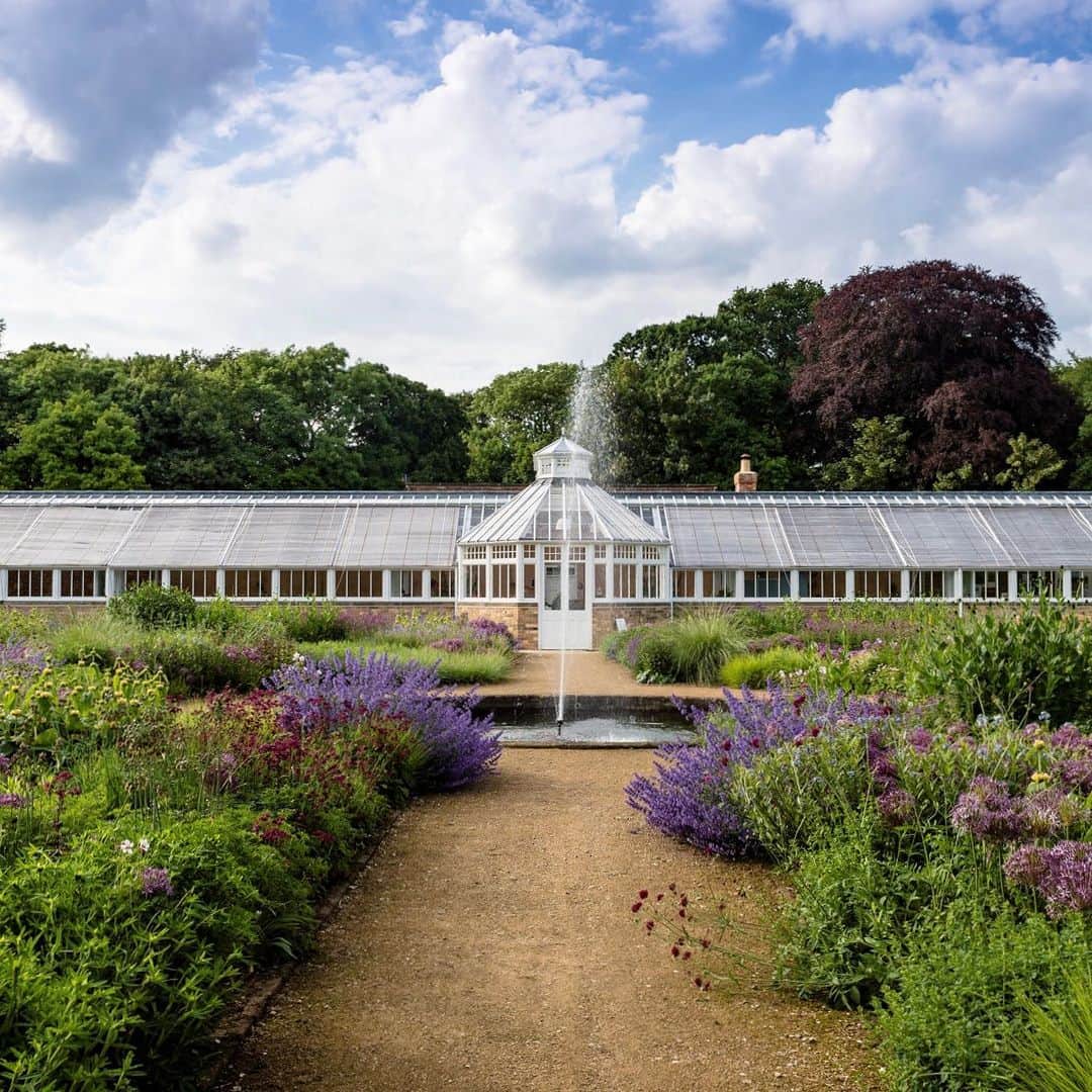 のインスタグラム：「Scampston Walled Garden, North Yorkshire, is a beautiful contemporary garden, featuring perennial meadow planting alongside more traditional areas.🍃 ⠀ ⠀ Set within the eighteenth-century walls of the original kitchen garden, today the Walled Garden has an exciting and unashamedly modern feel to it and complements the adjacent eighteenth-century 'Capability' Brown parkland.⠀ ⠀ 📍Follow the link in bio to vote for the Historic Houses Garden of the Year awards!⠀⠀⠀ ⠀ @historic_houses @scampston #historichouses #gardens #outdoors #landscapes #GOTY23 #gardenoftheyear #gardenoftheyear2023」