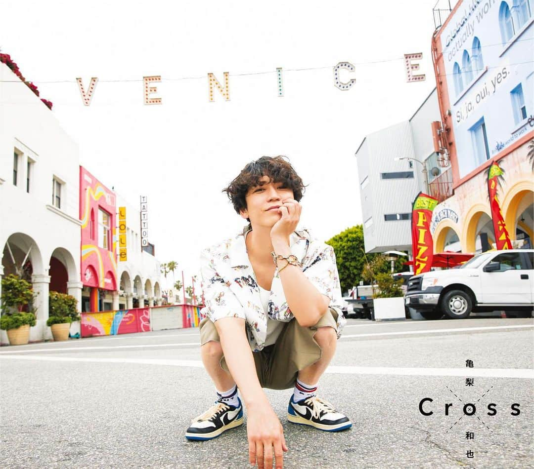 亀梨和也さんのインスタグラム写真 - (亀梨和也Instagram)「Cross のジャケ写📸解禁✌️  #8月18日リリース #セカンドシングル #LA #亀さんぽ　もあるよ。」7月15日 20時39分 - k_kamenashi_23